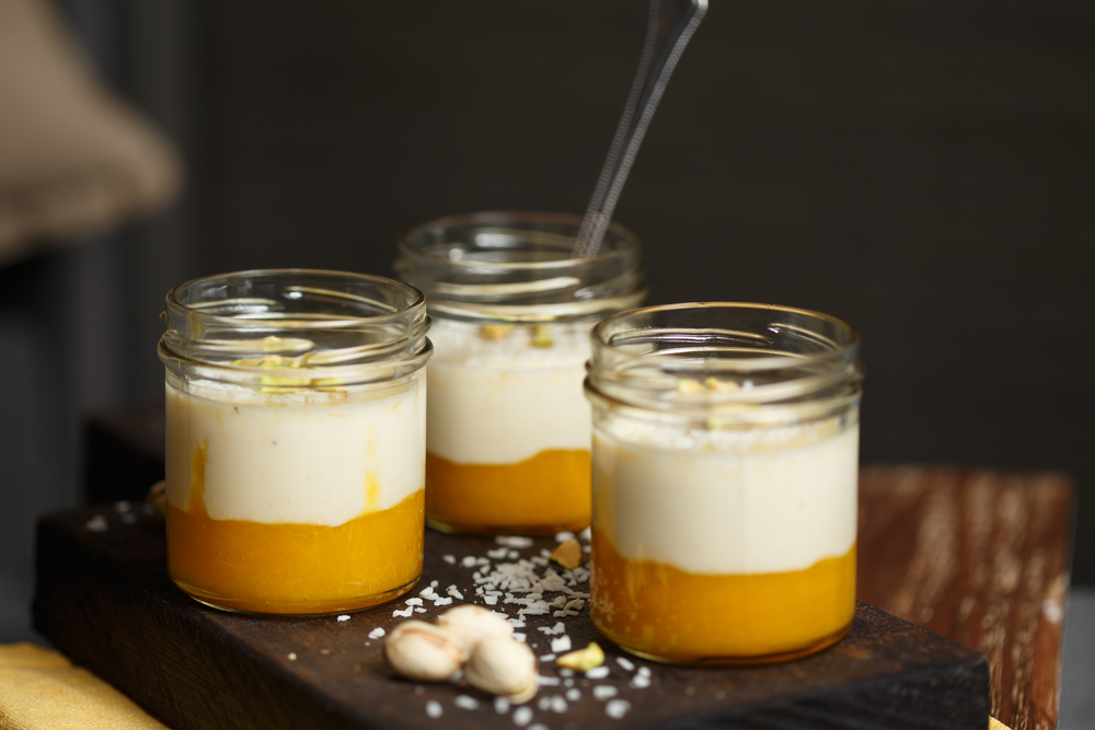 Yogurt con coco y puré de mango