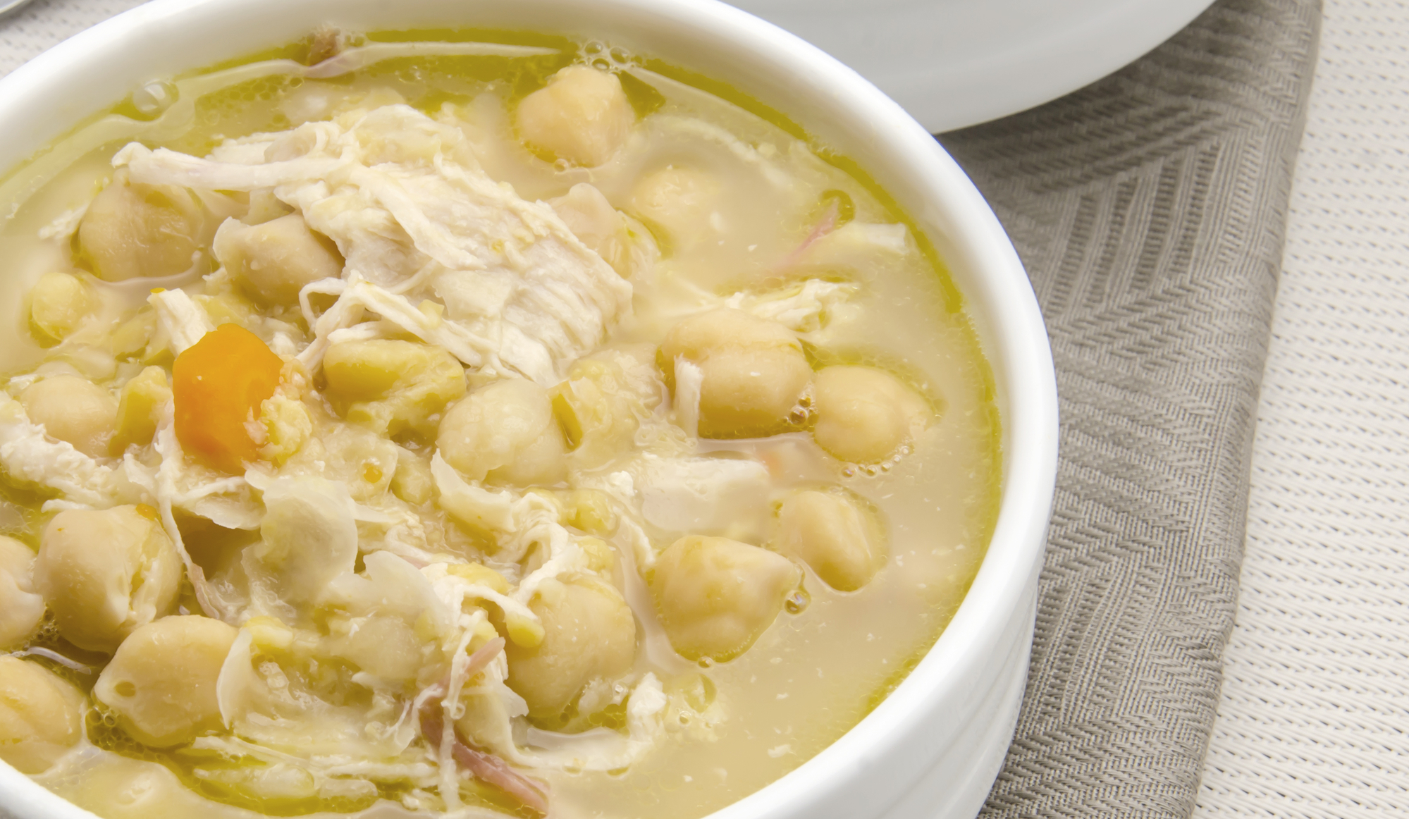 Sopa de pollo con garbanzos