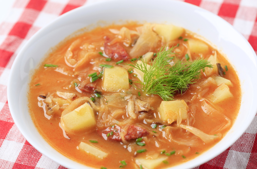 Sopa de verduras variadas con chorizo