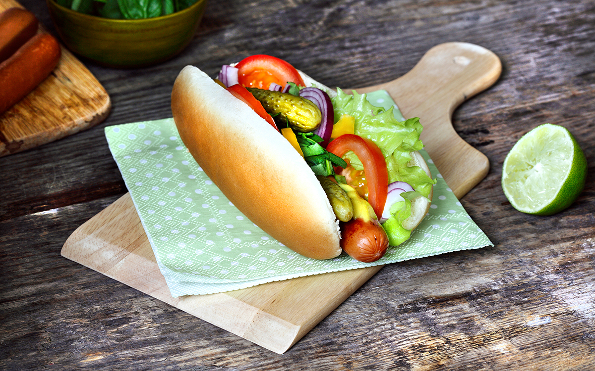 Cómo preparar un Perrito caliente con ensalada y encurtidos | Recetas DIA