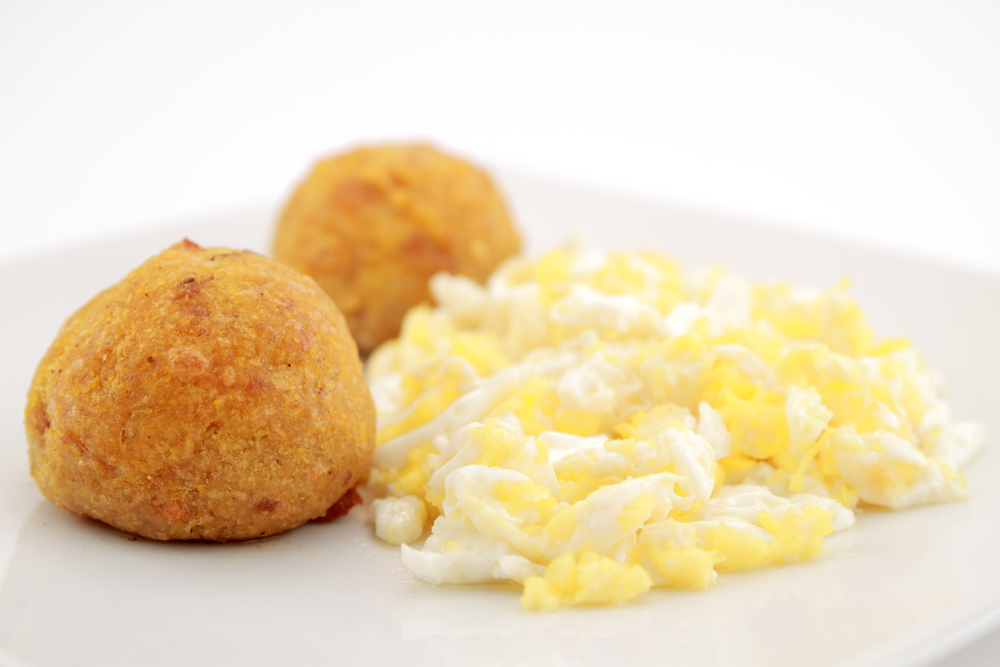 Bolón de plátanos con huevos revueltos