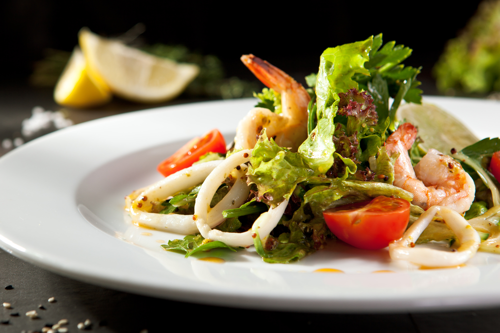 Ensalada de calamares y gambas con mostaza