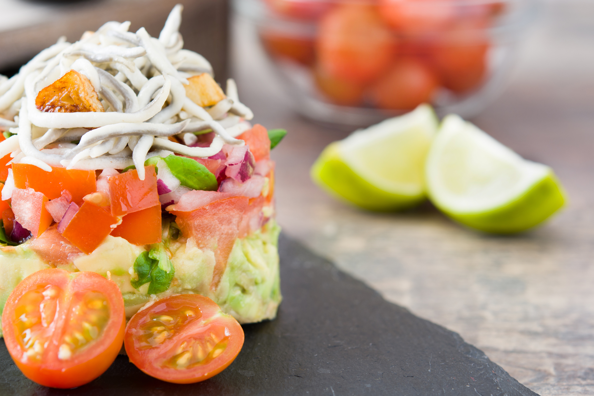 Ensalada de gulas y aguacate