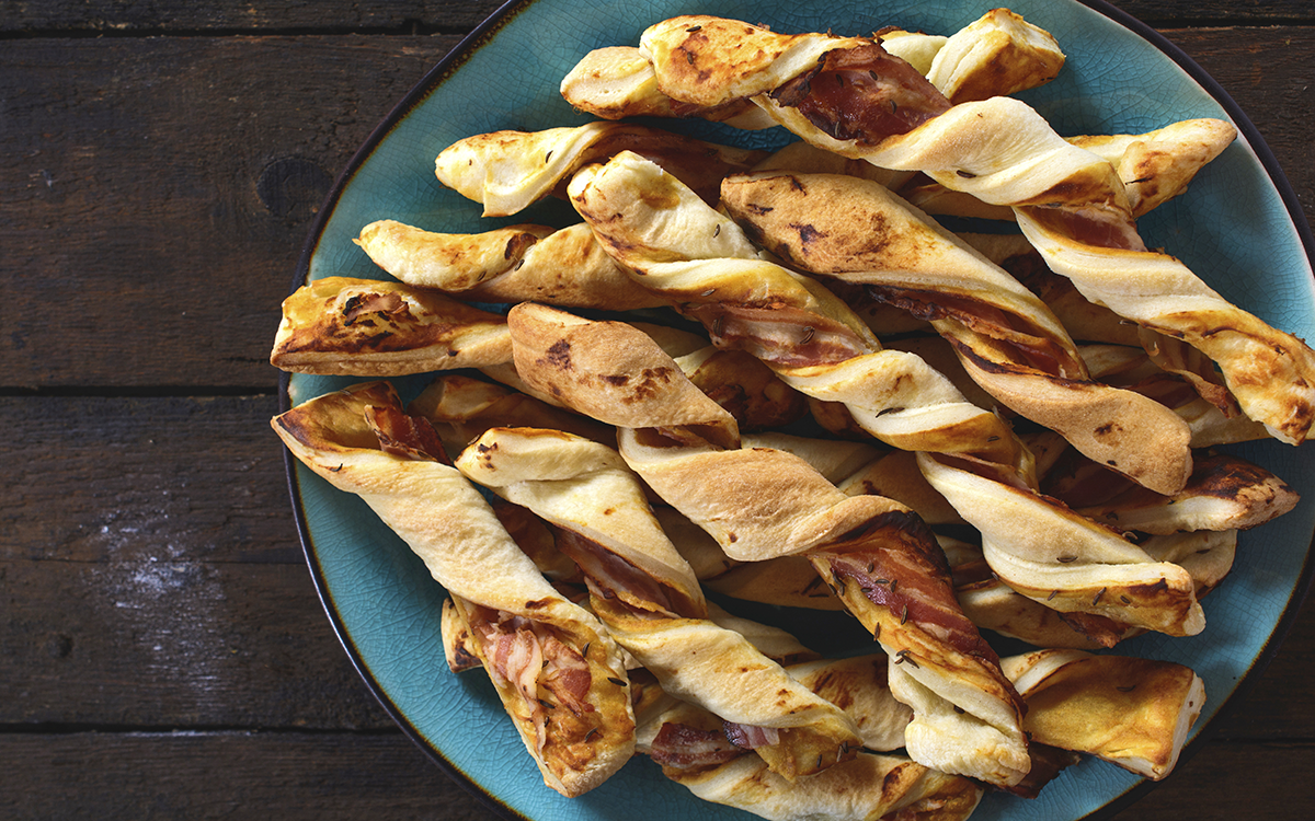 Palitos de hojaldre con bacón y especias 