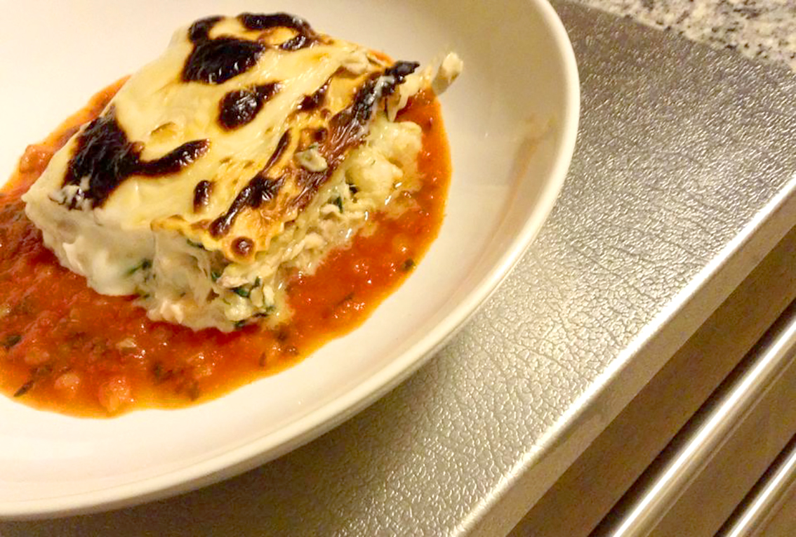 Lasaña de bonito del norte, tomate natural y albahaca.