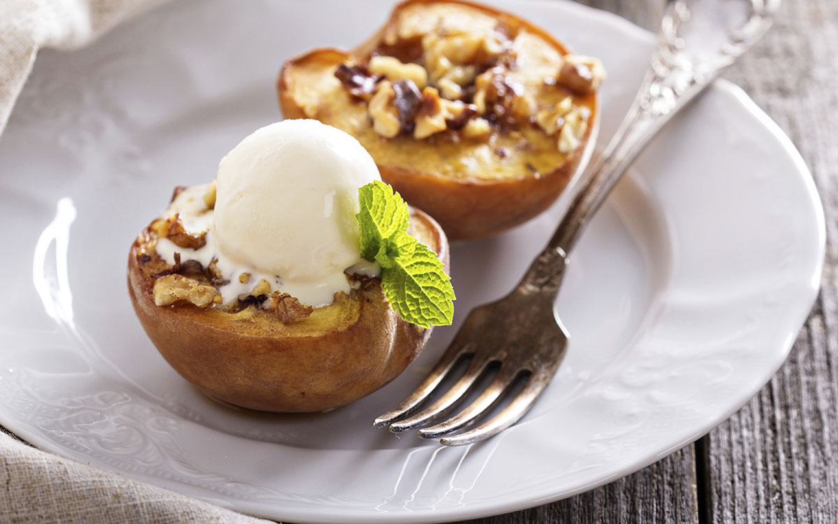 Melocotones al horno con helado de vainilla