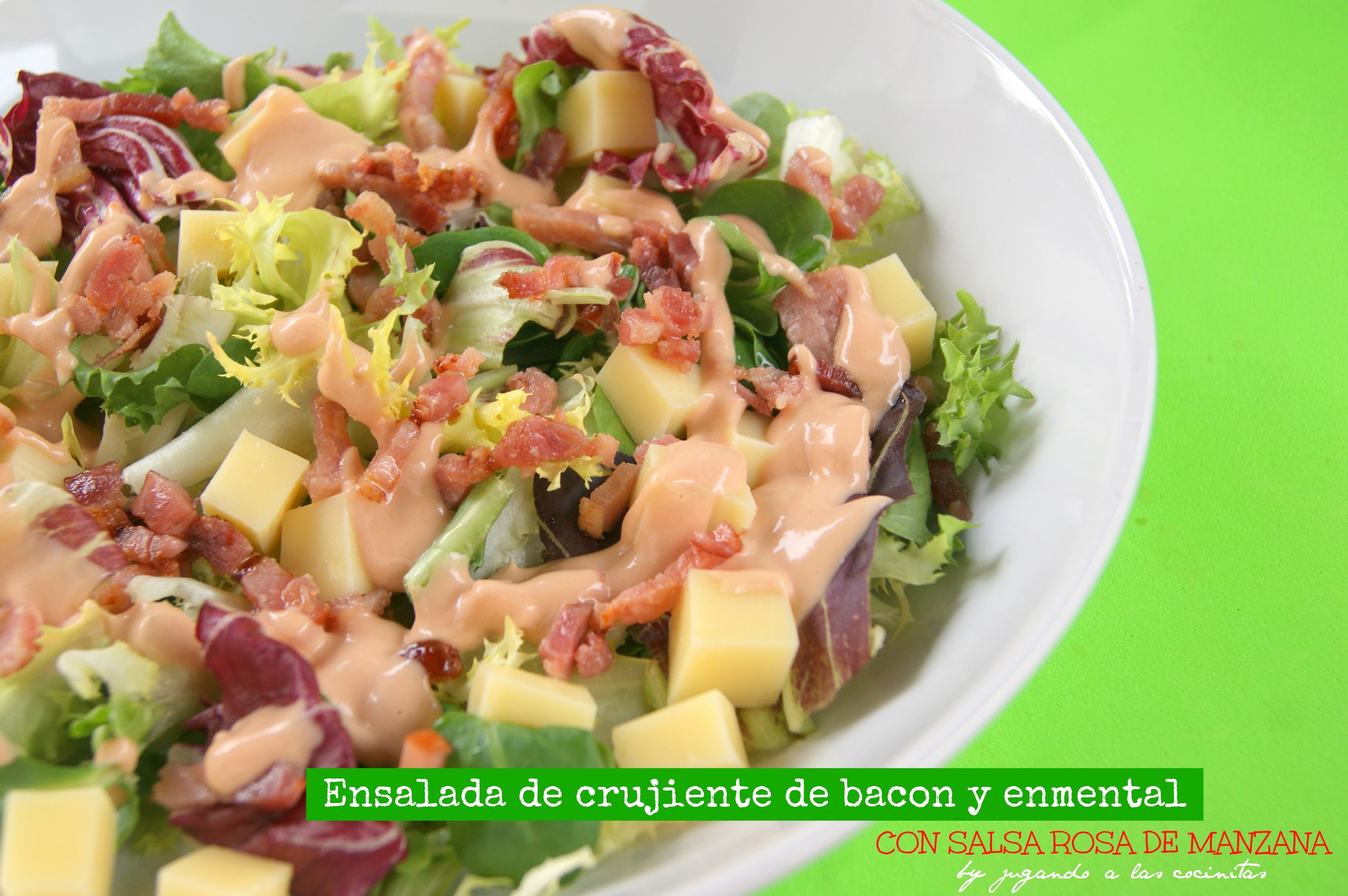 Ensalada con bacon crujiente, queso enmental y salsa rosa de manzana