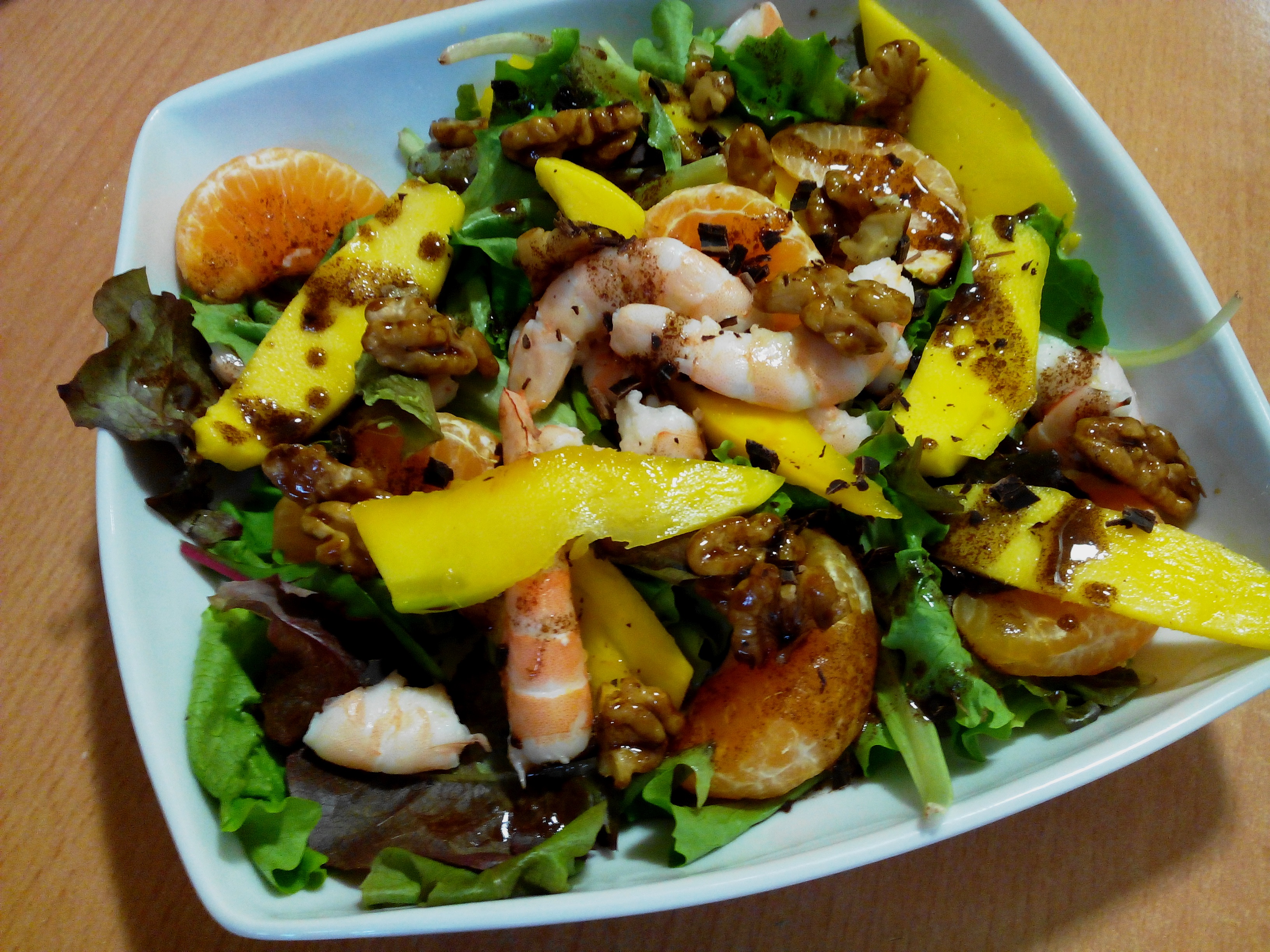 Ensalada de langostinos y mango con nueces caramelizadas y cacao