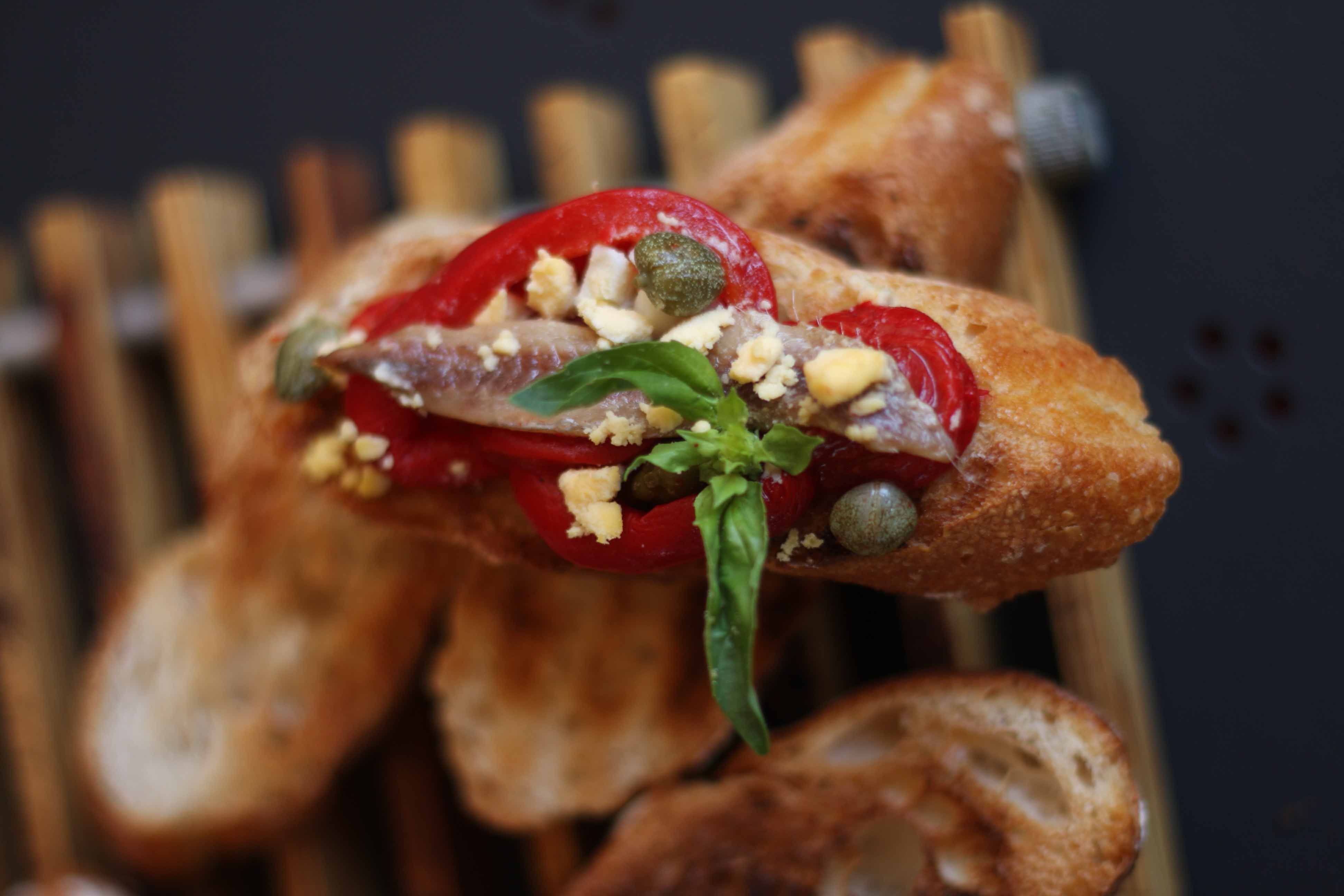 Ensalada de pimiento rojo sobre pan tostado