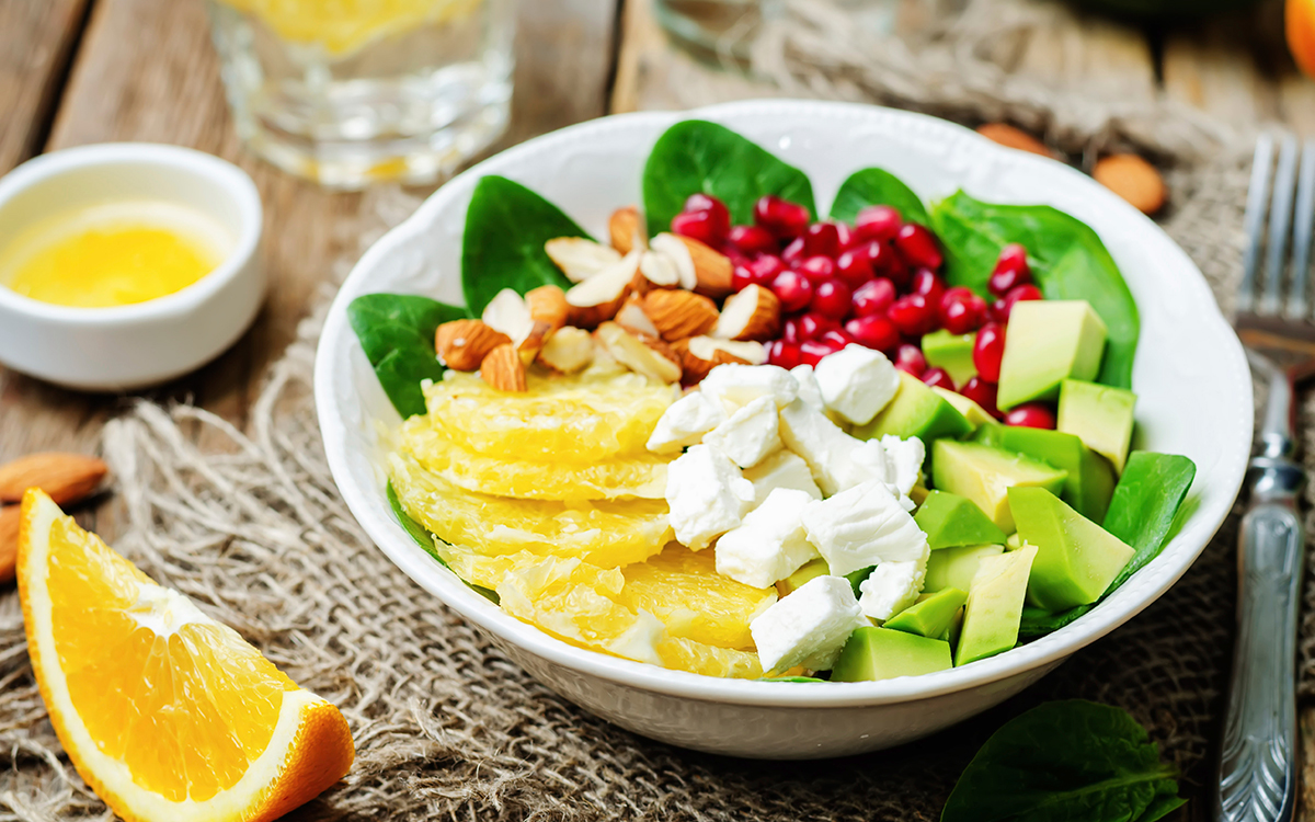 Ensalada de aguacate, naranja y queso con granada