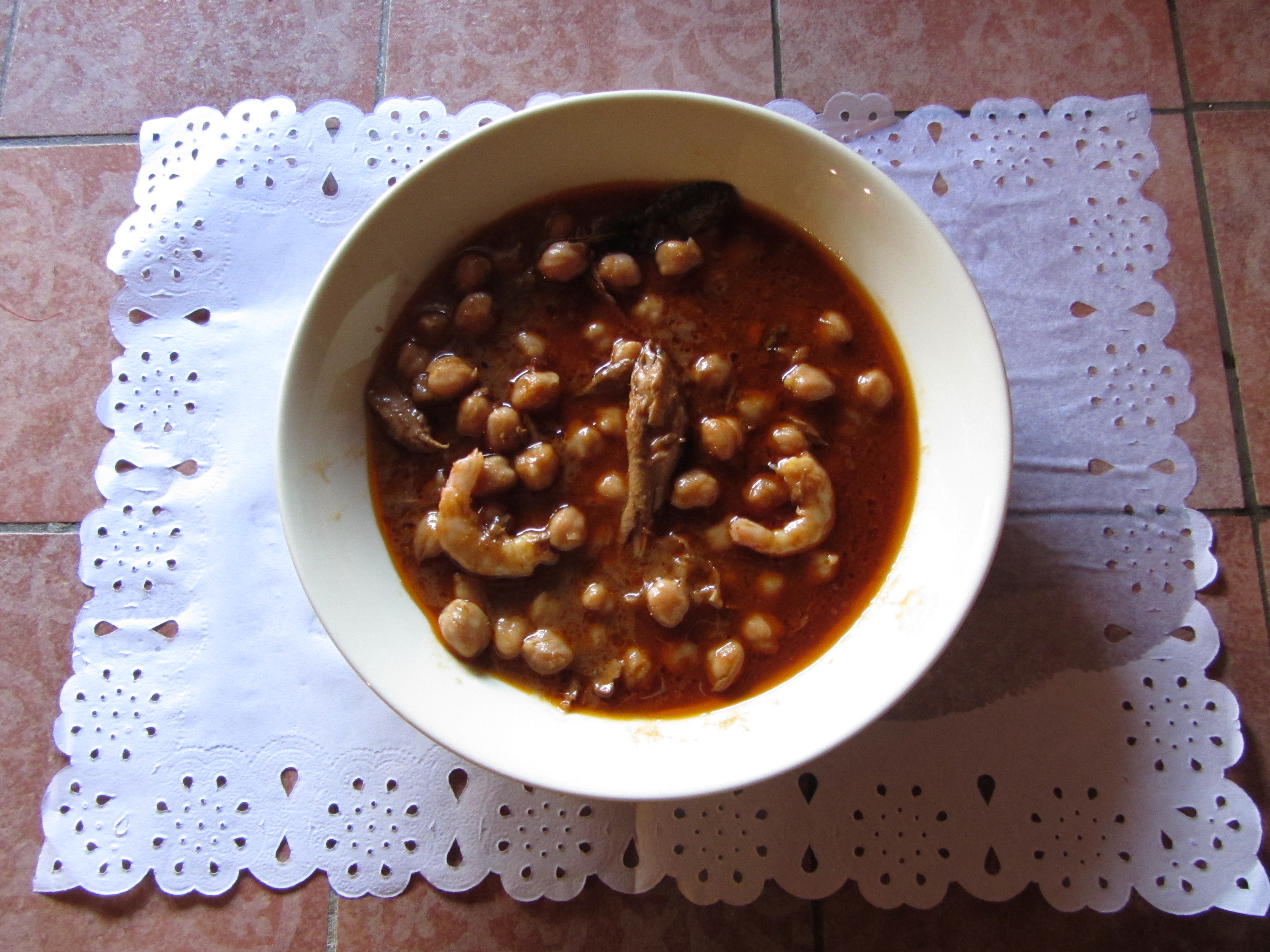 Garbanzos con melva y gambas blancas