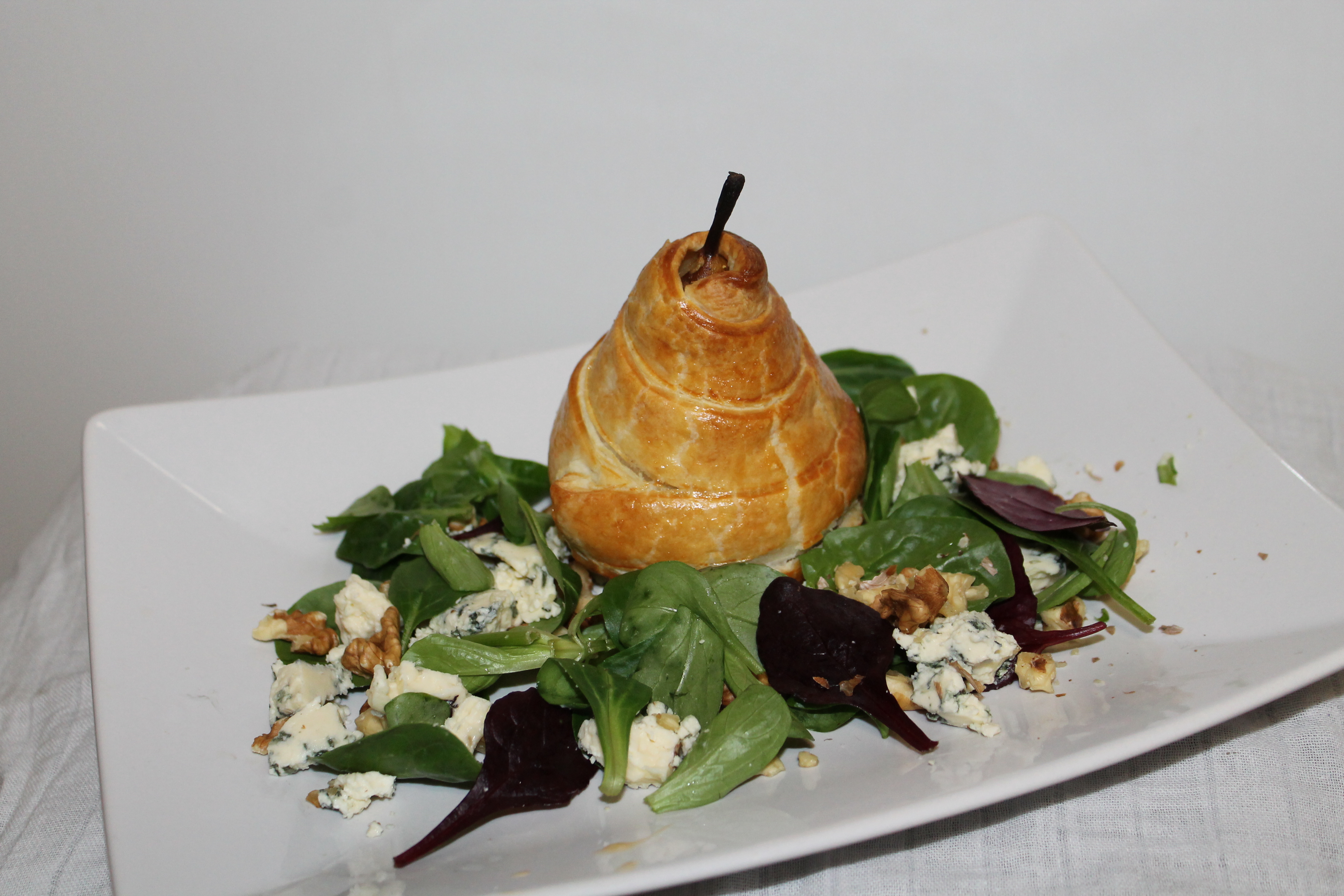 ENSALADA DE PERA, QUESO AZUL, Y NUECES