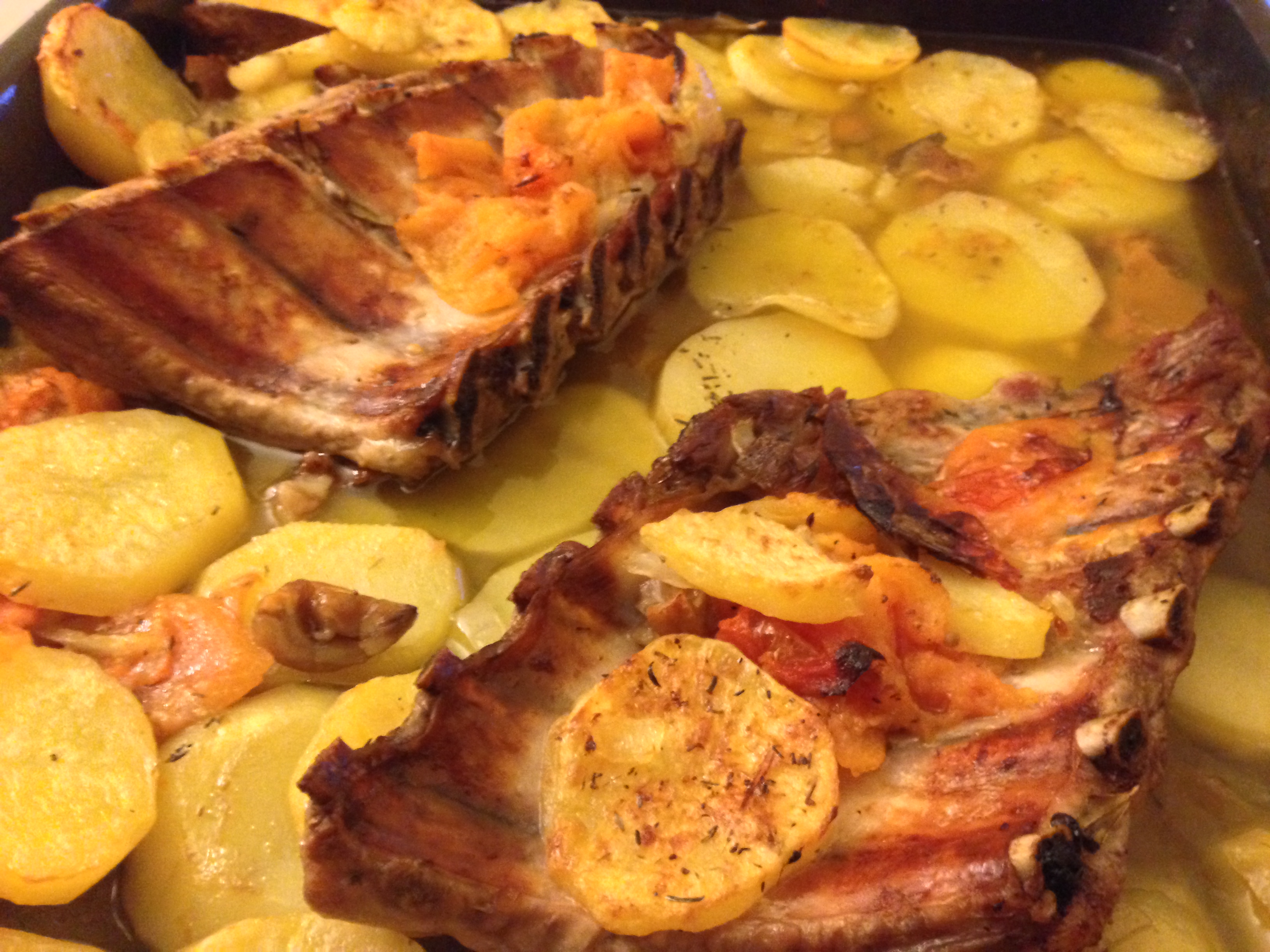 Costillar con castañas y patatas panaderas, a la cerveza