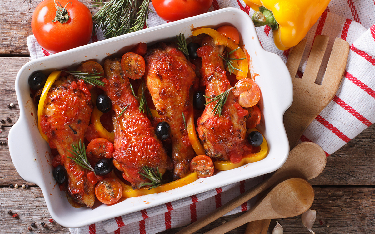 Muslos de pollo con tomates cherry y aceitunas