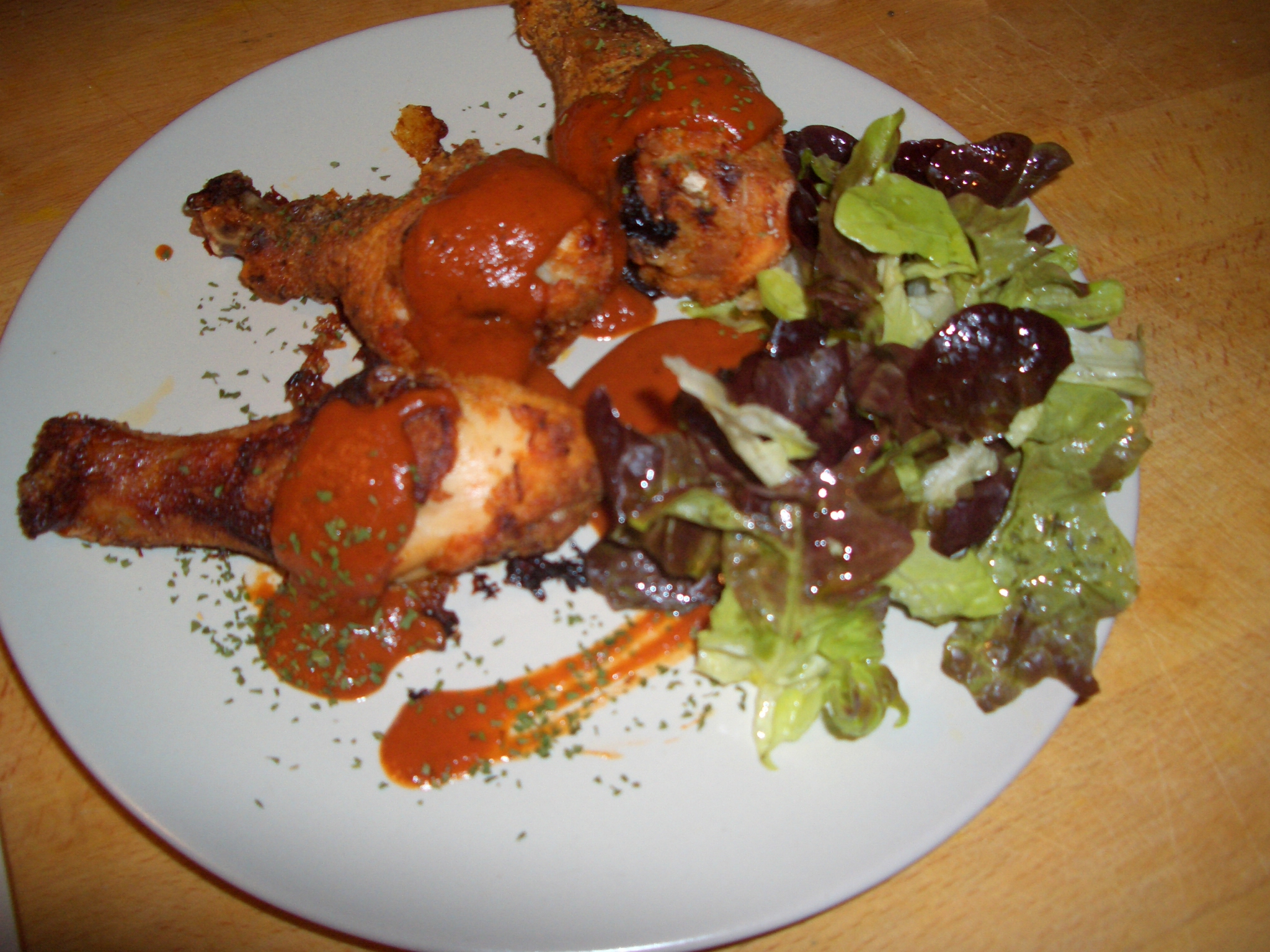 Pollo frito al estilo sureño con salsa cajún y ensalada