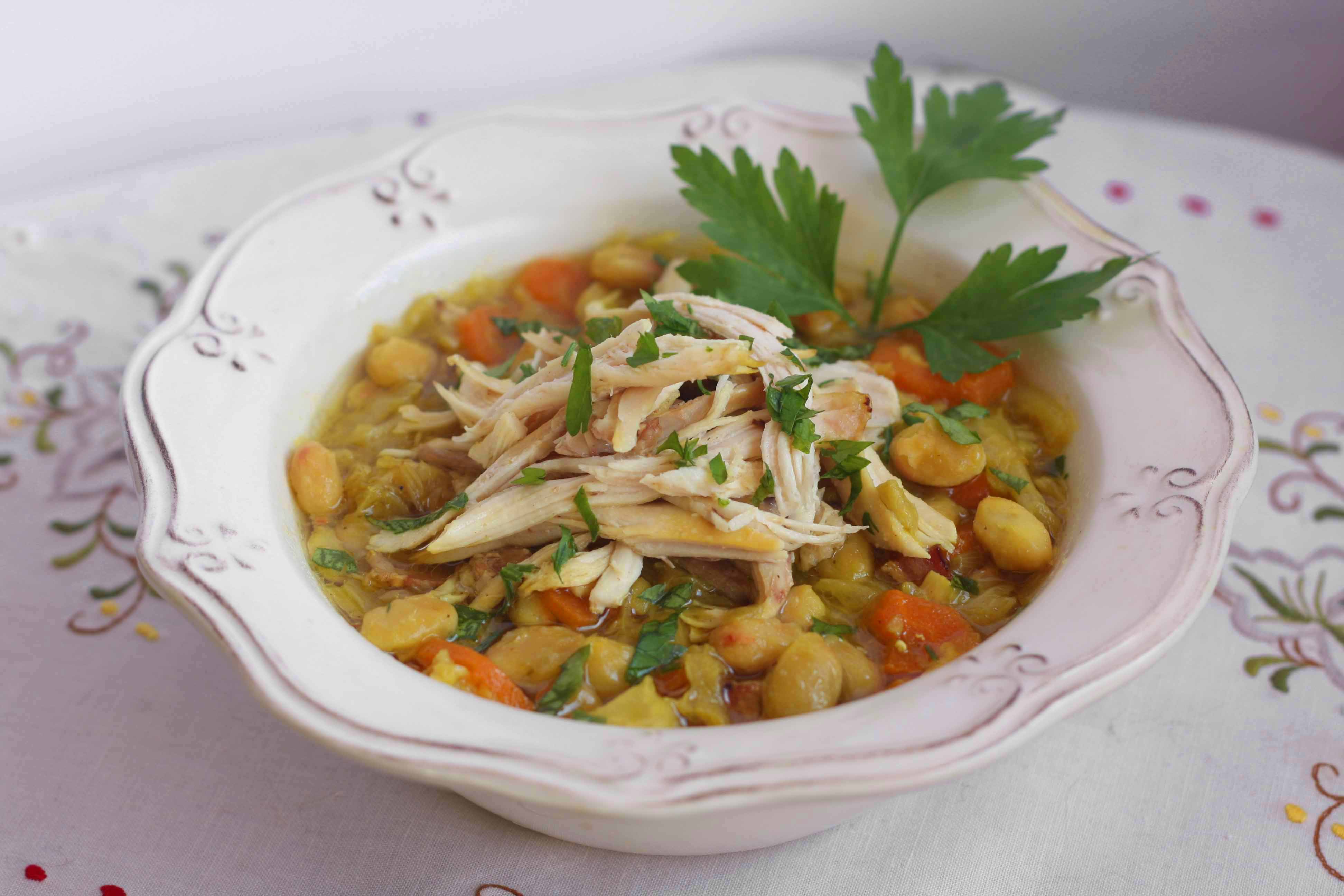 Sopa de pollo y repollo con alubias