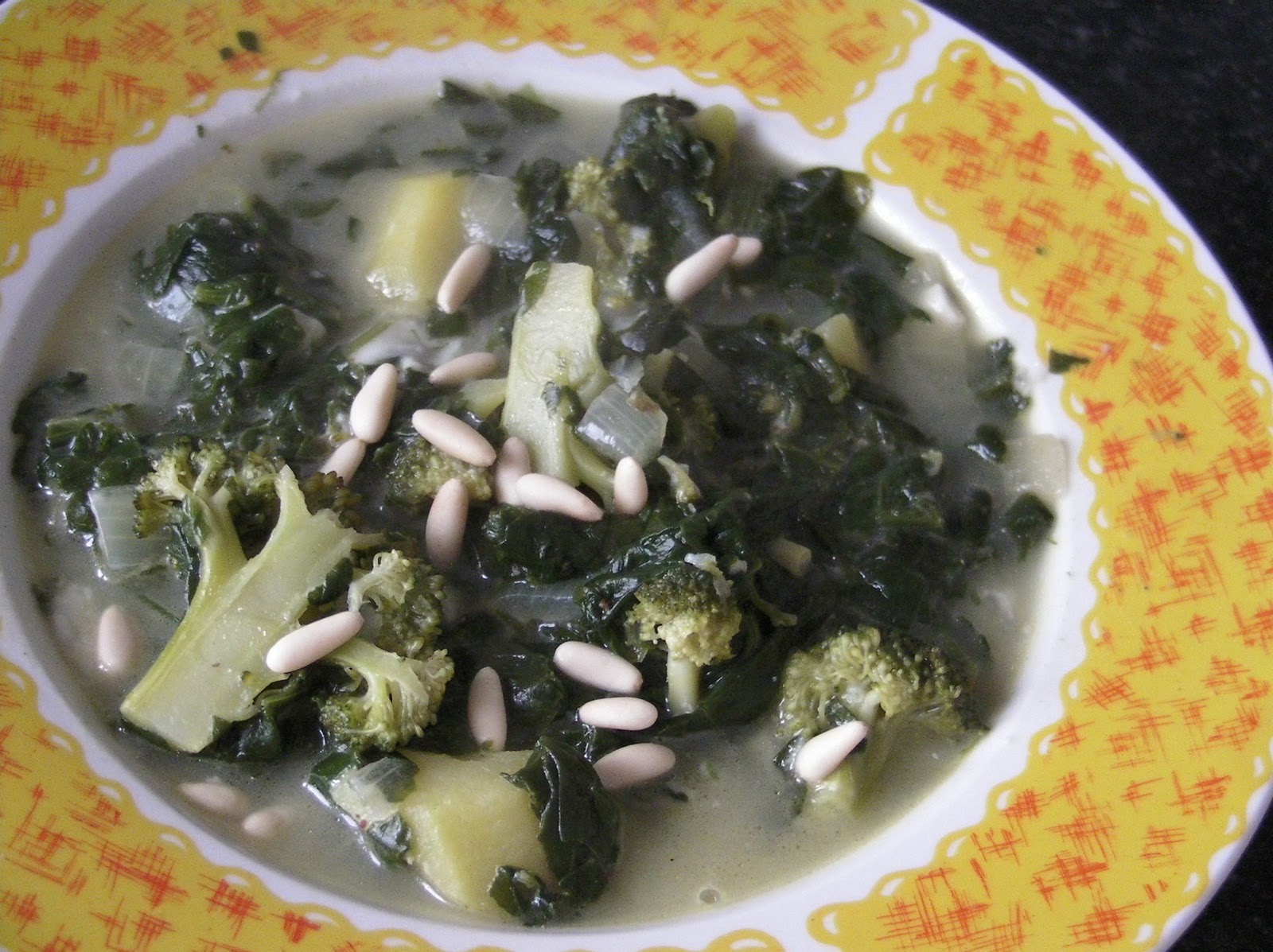 Sopa de brocoli y espinacas con queso gorgonzola y piñones