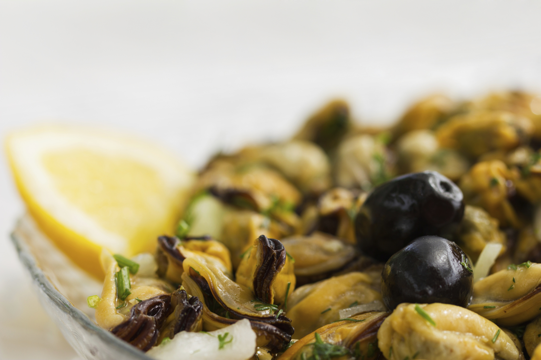 Aceitunas con mejillones en escabeche y queso manchego