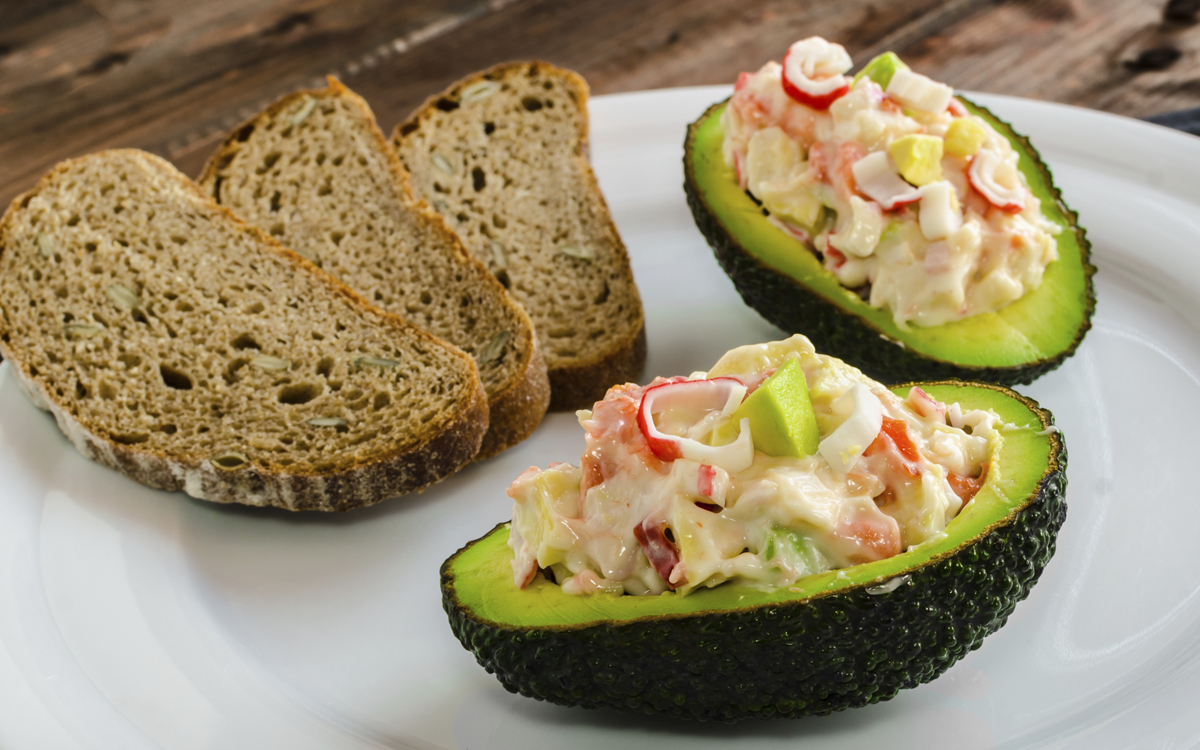 Aguacate relleno (de ensalada de surimi)