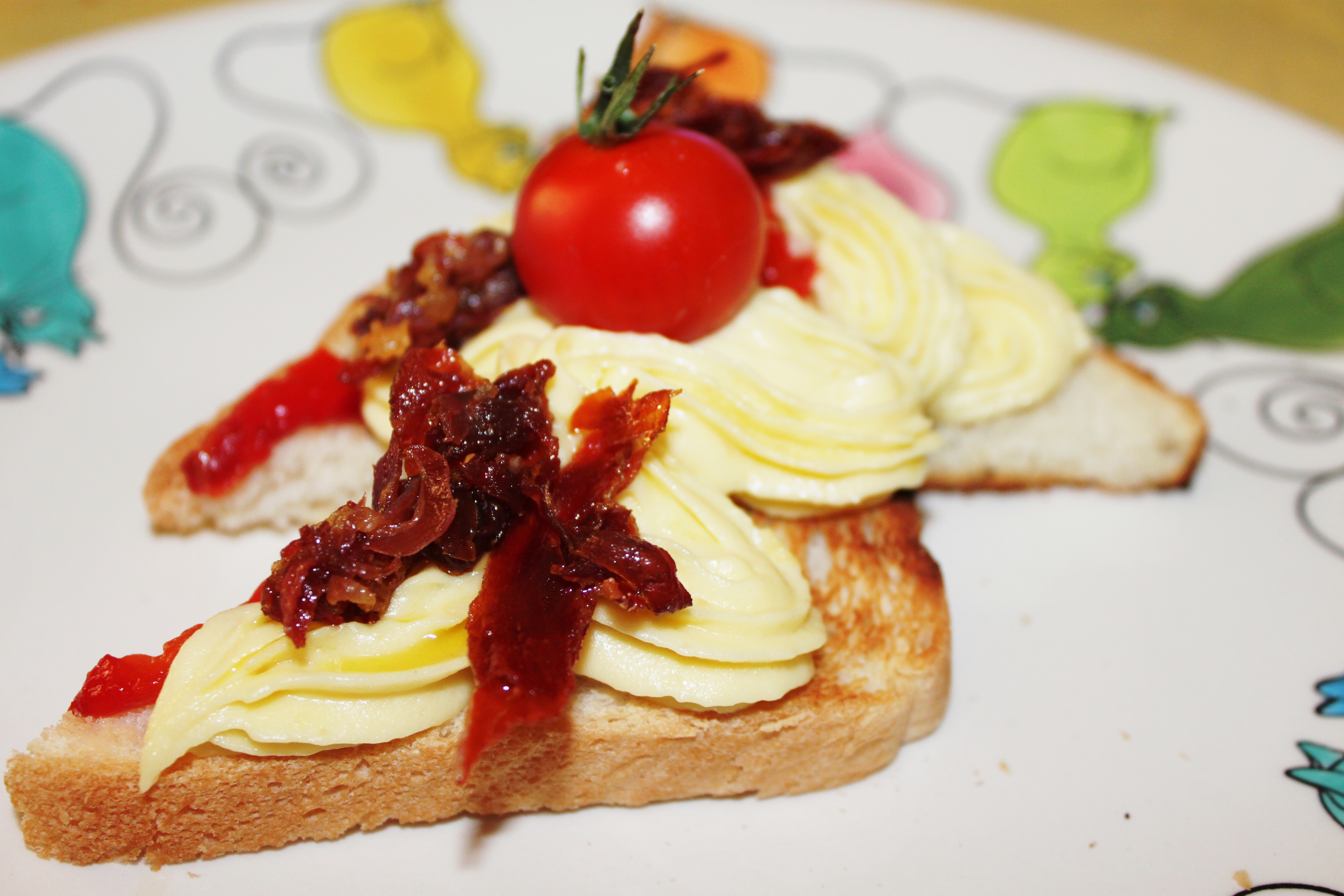 Tosta de ajoatao, pimiento asado y crujiente de jamón