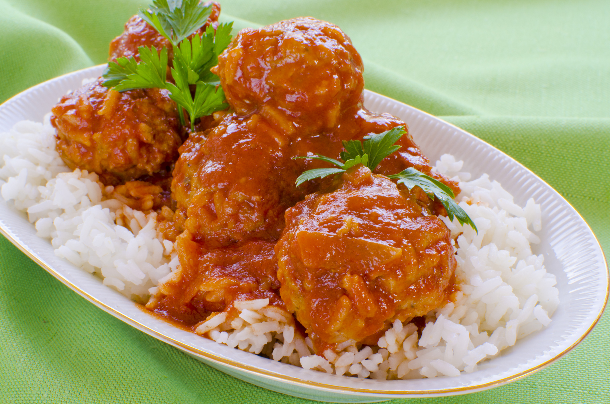 Albóndigas de carne con arroz cocido