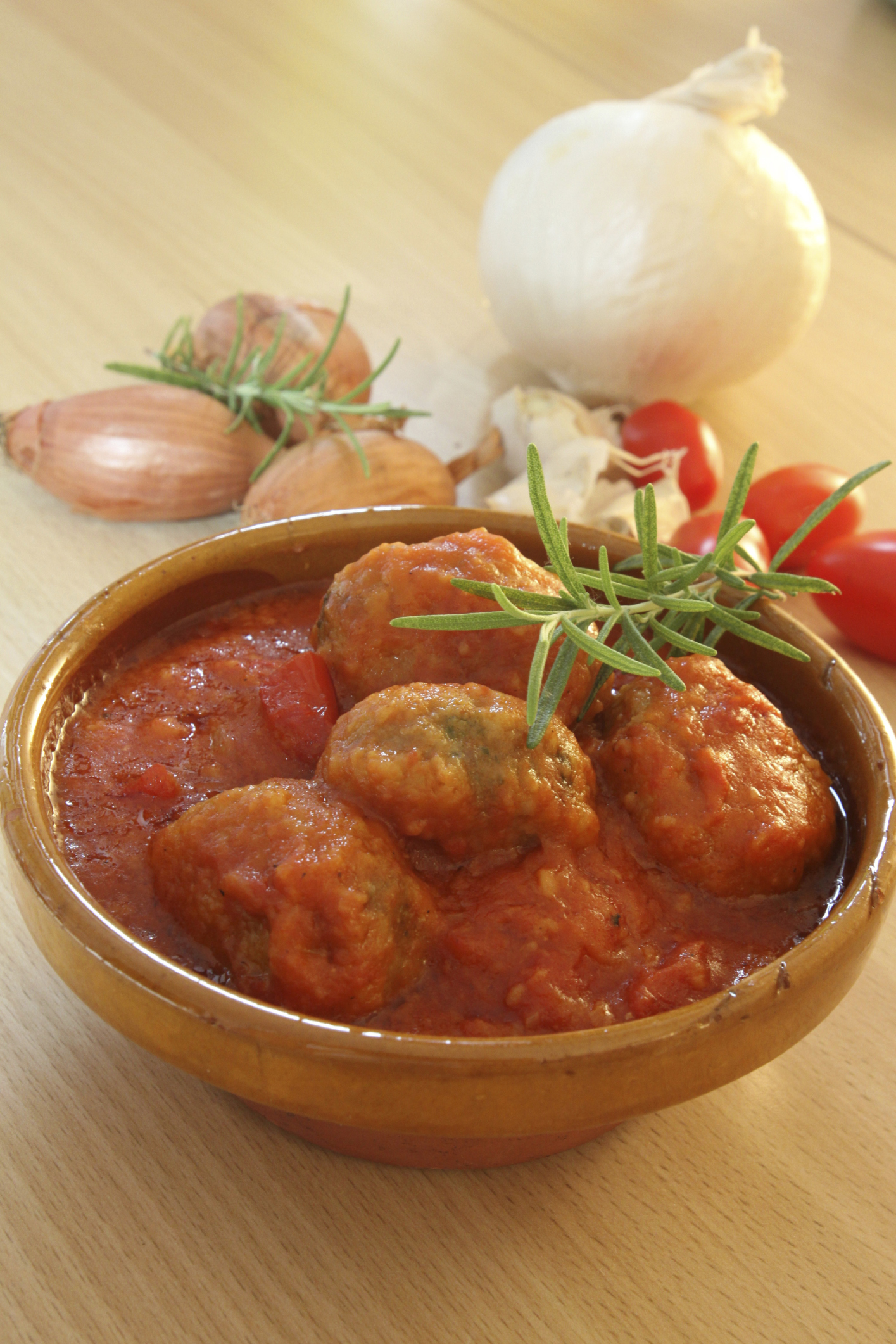 Albóndigas de carne de jamón de cerdo en tomate casero