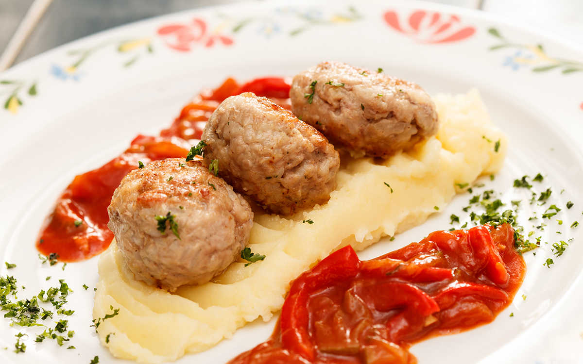 Albóndigas con puré de patatas y pimientos asados