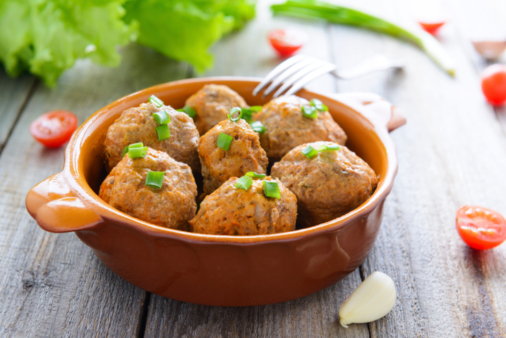 Albóndigas de berenjenas, cebollita y patatas