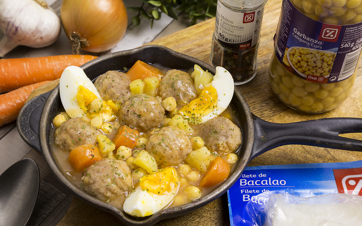 Albóndigas de bacalao guisadas con garbanzos y huevo duro