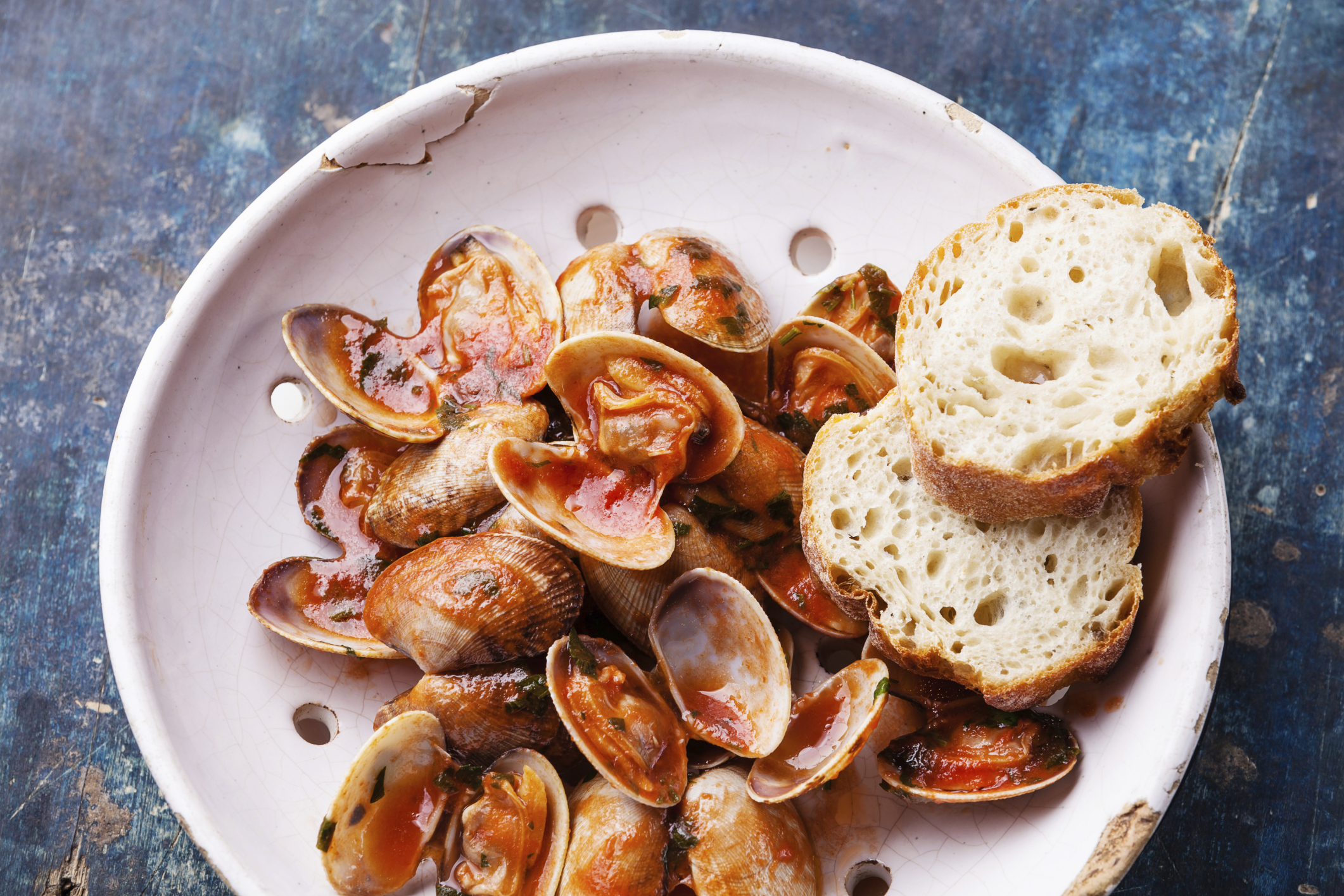 Almejas picantes con salsa de tomate