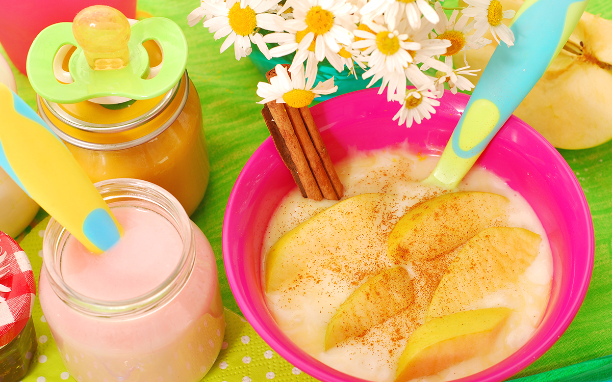 Postre de arroz con leche con manzanas para bebés