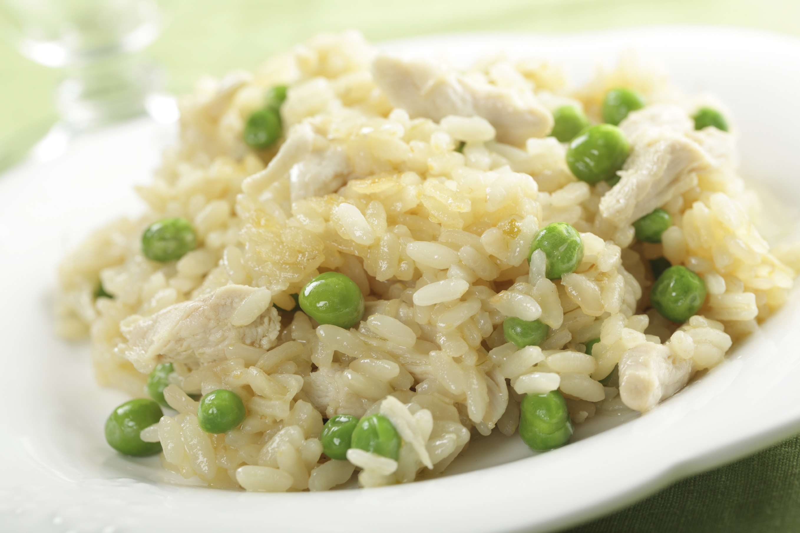 Arroz con pollo y guisantes