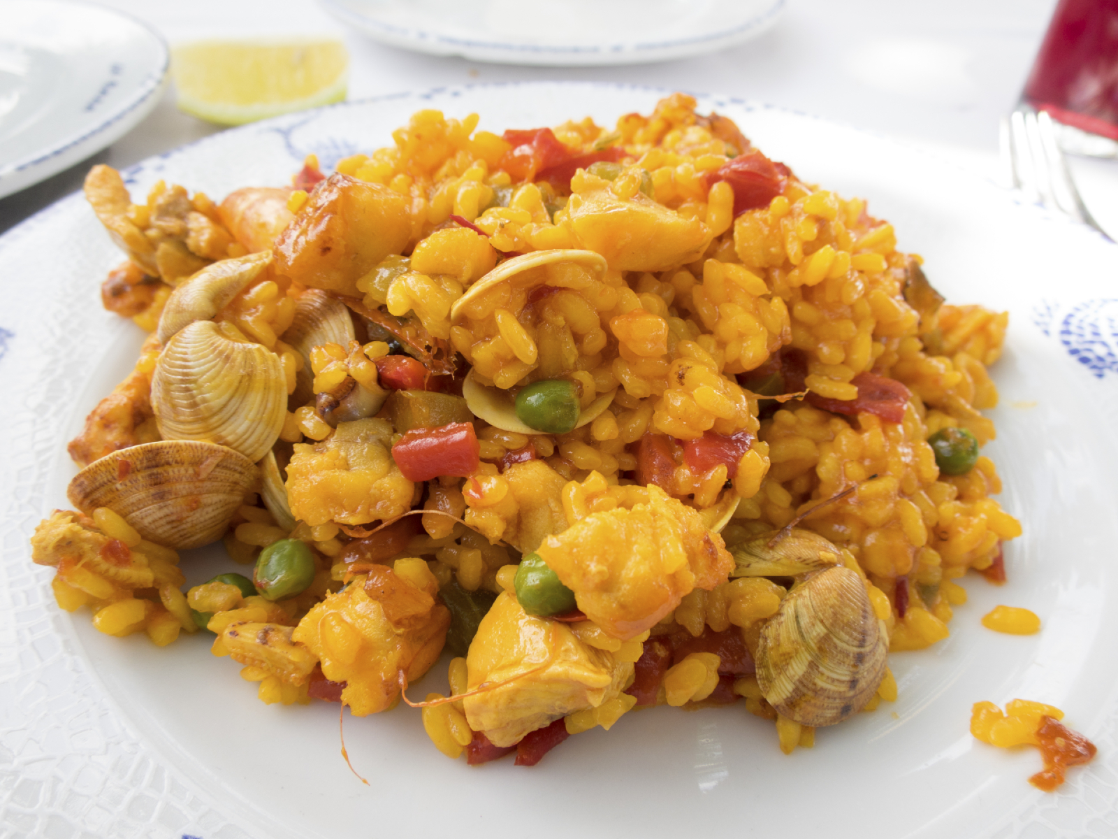 Arroz amarillo con verduras y marisco