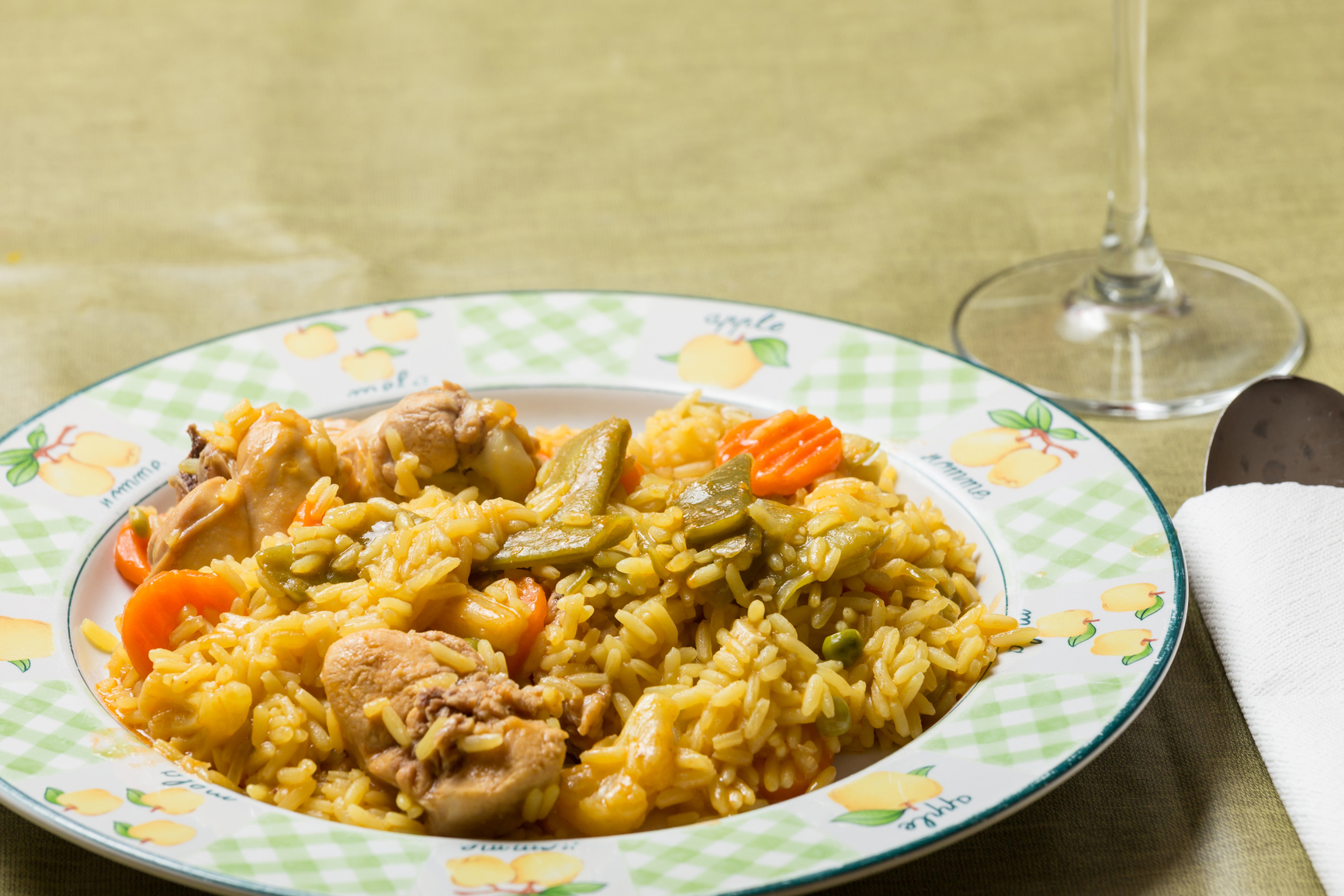 Arroz al azafrán con verduras, pollo y conejo