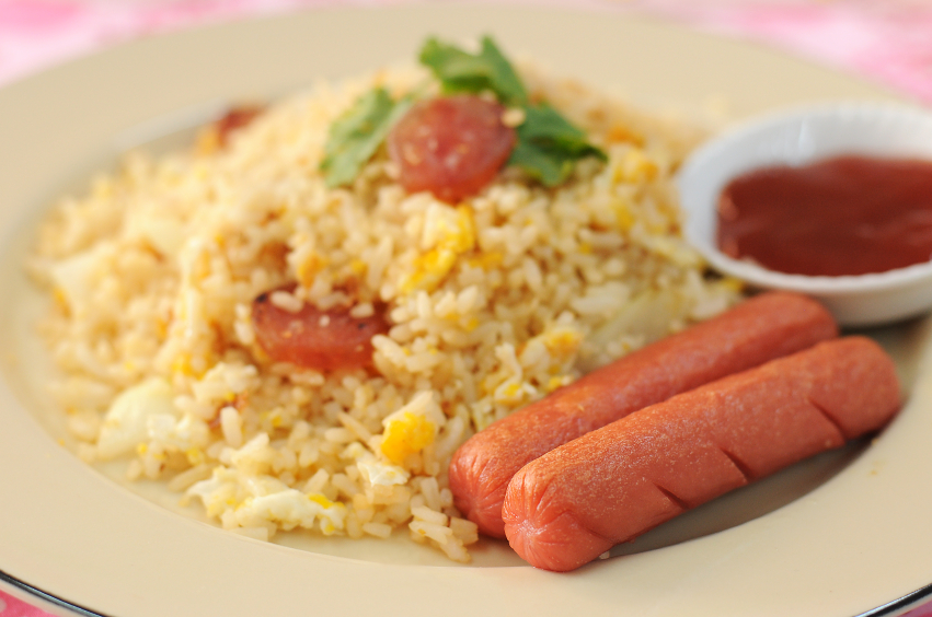 Arroz blanco con salchichas en salsa de tomate