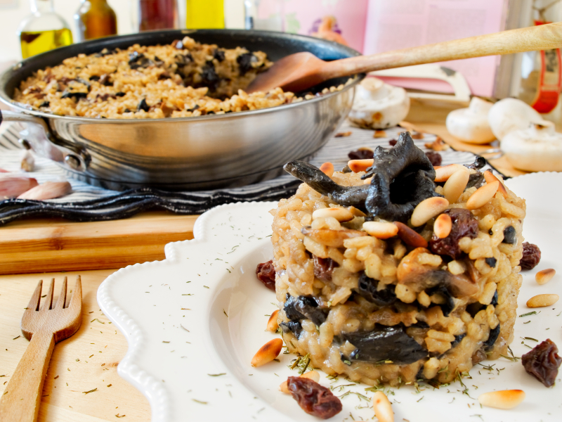 Arroz con uvas pasas y piñones