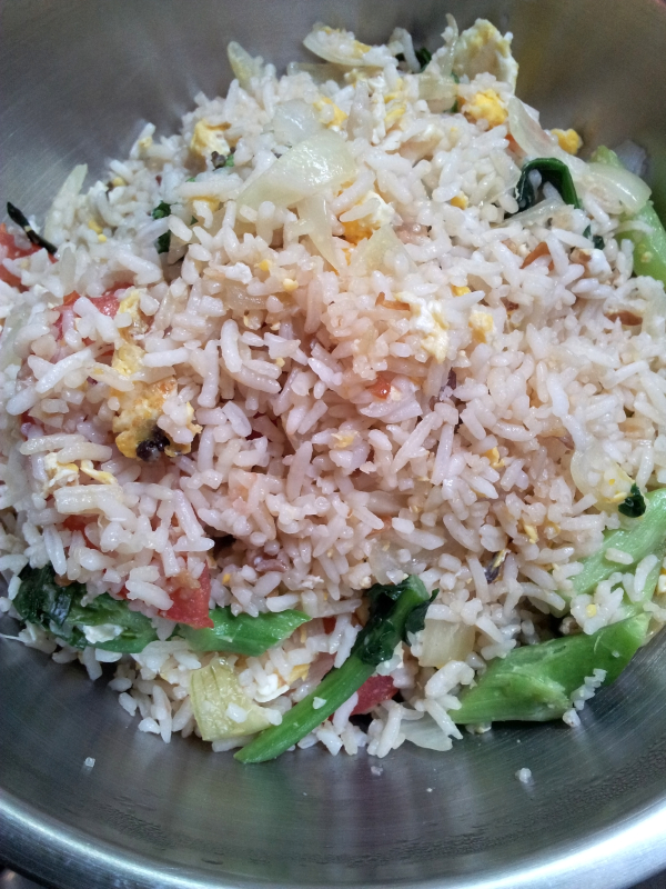 Arroz con verduras cocinados en wok