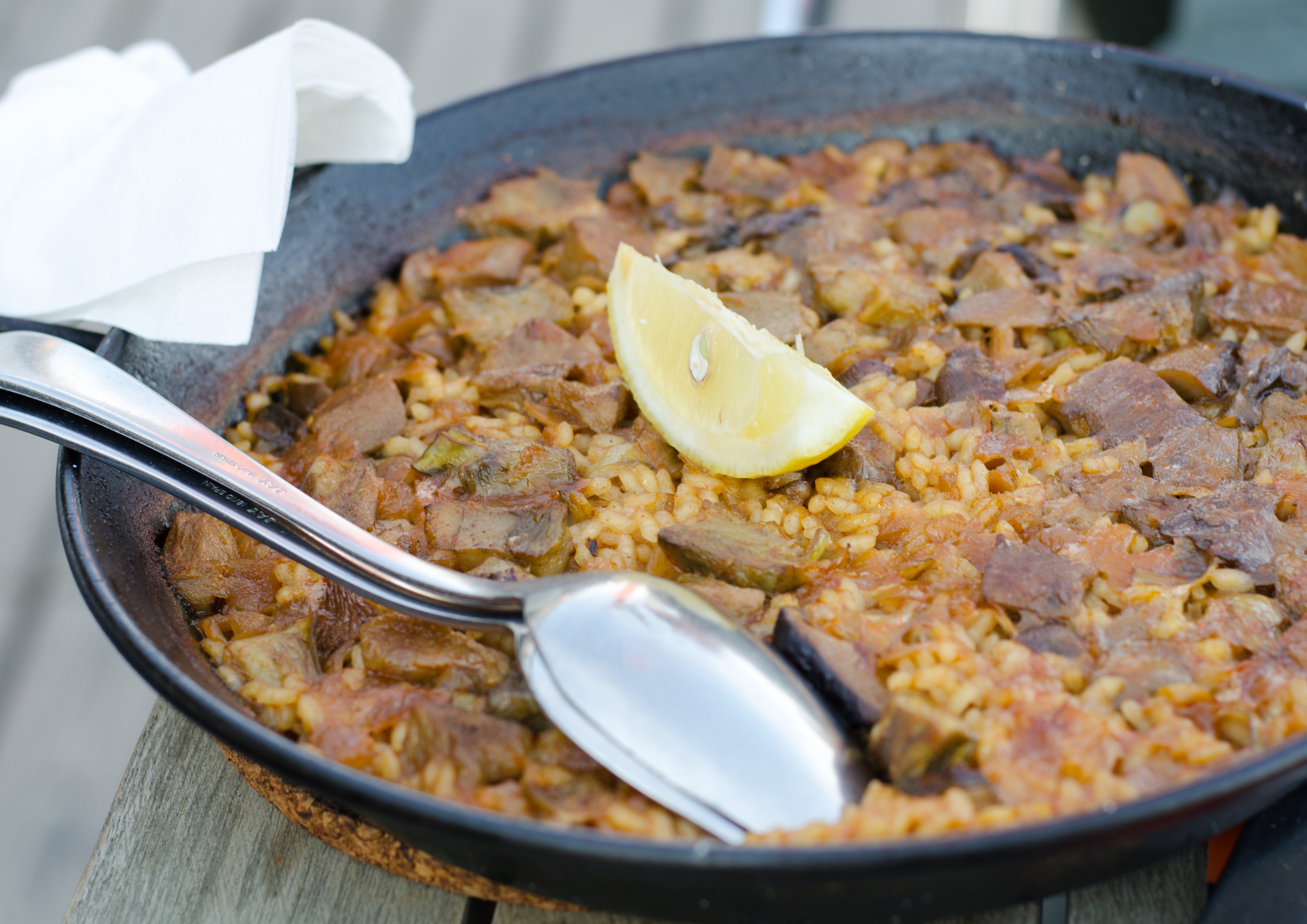 Arroz con costilla, col y alcachofas