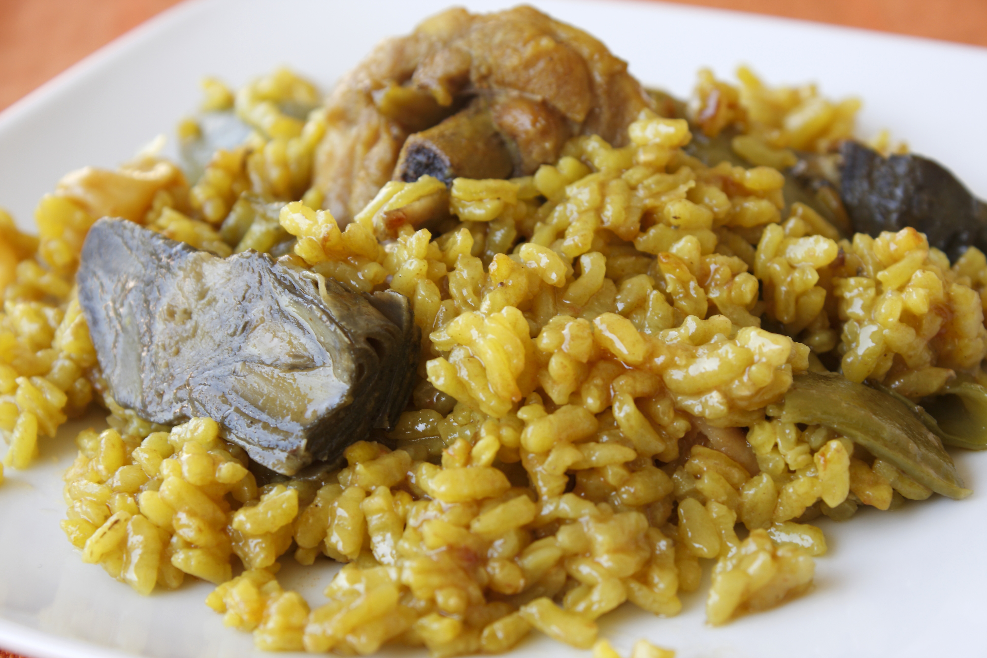 Arroz con alcachofas y pollo