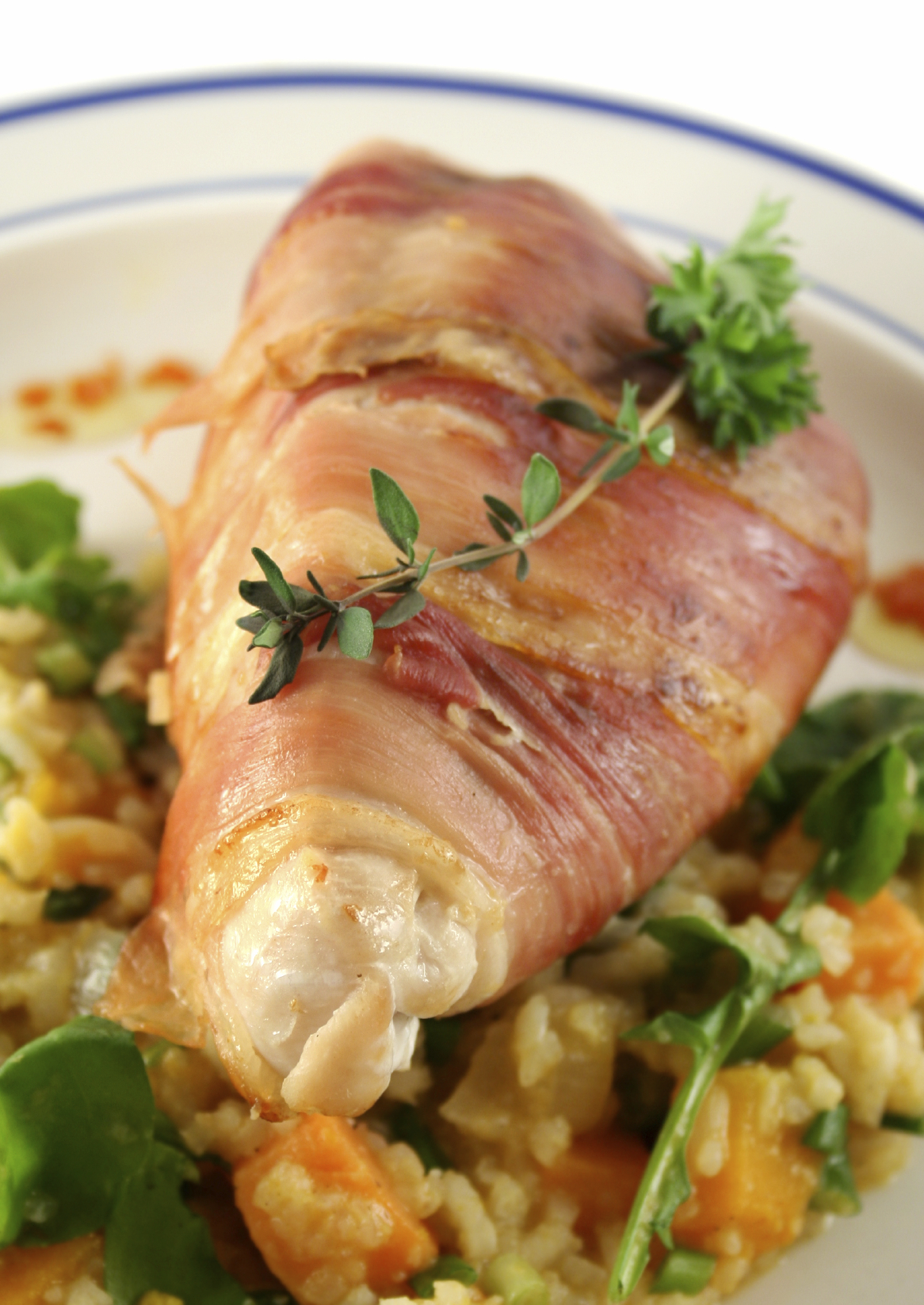 Pollo con beicon acompañado de arroz con verduras