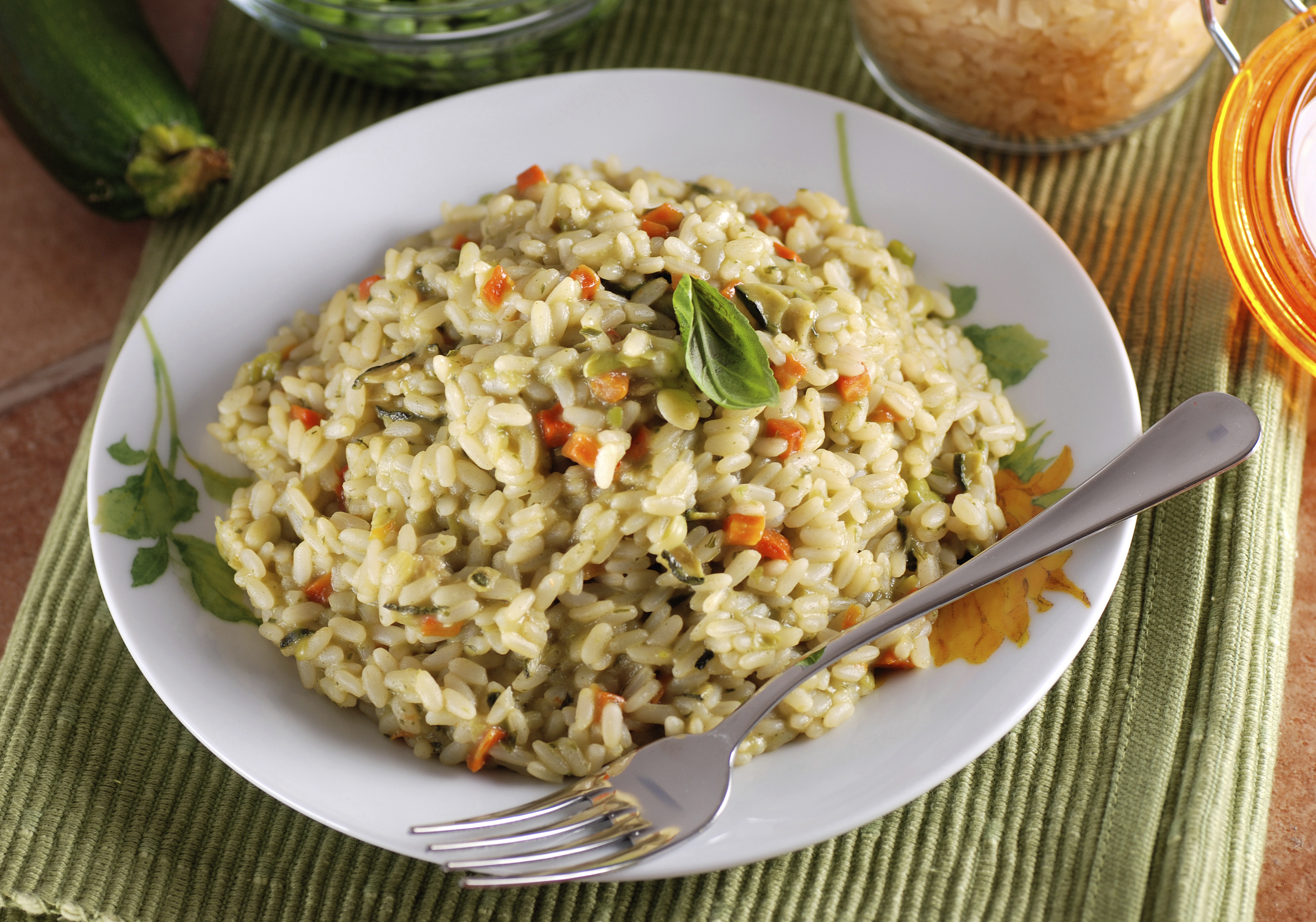 Arroz con verduras en caldo de pollo