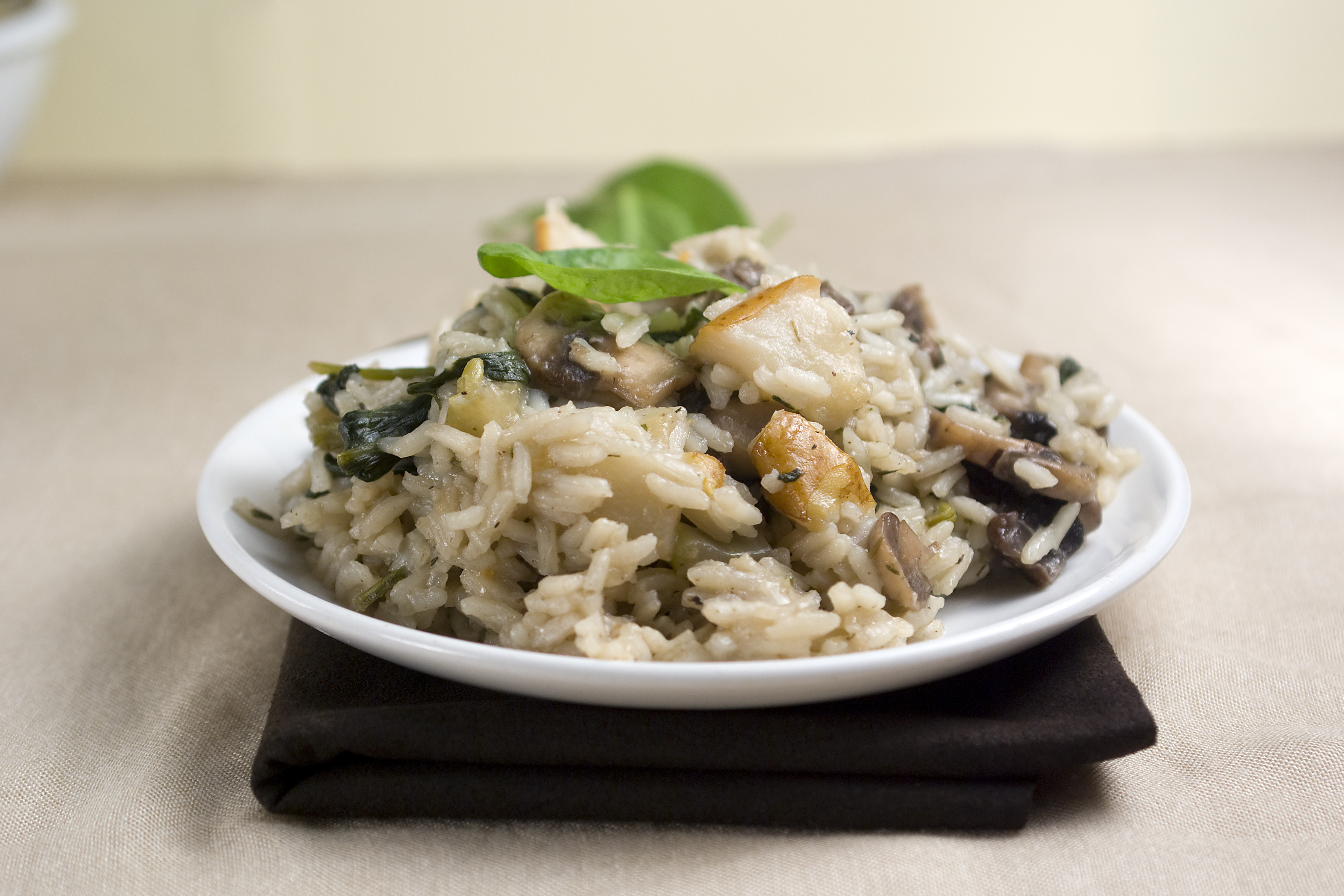 Arroz con frutas, setas y almendras