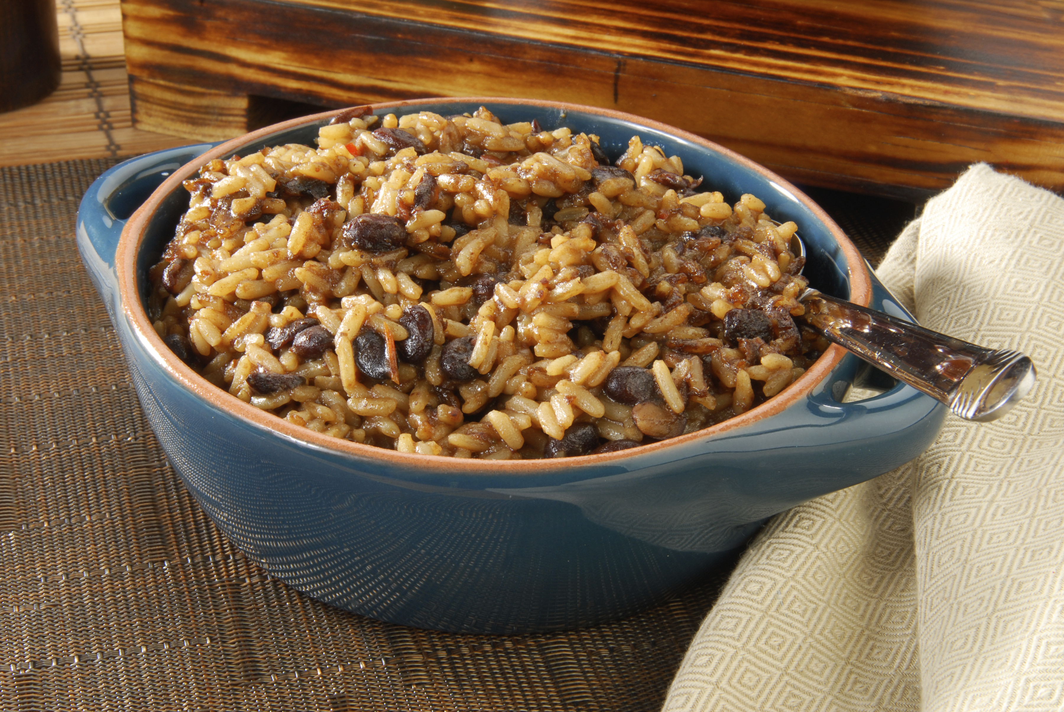 Arroz con habichuelas y pencas de cardo