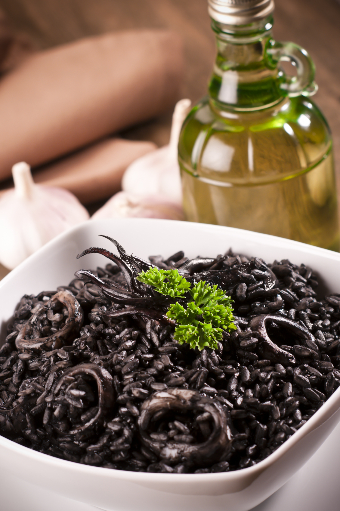 Arroz negro con plátanos fritos