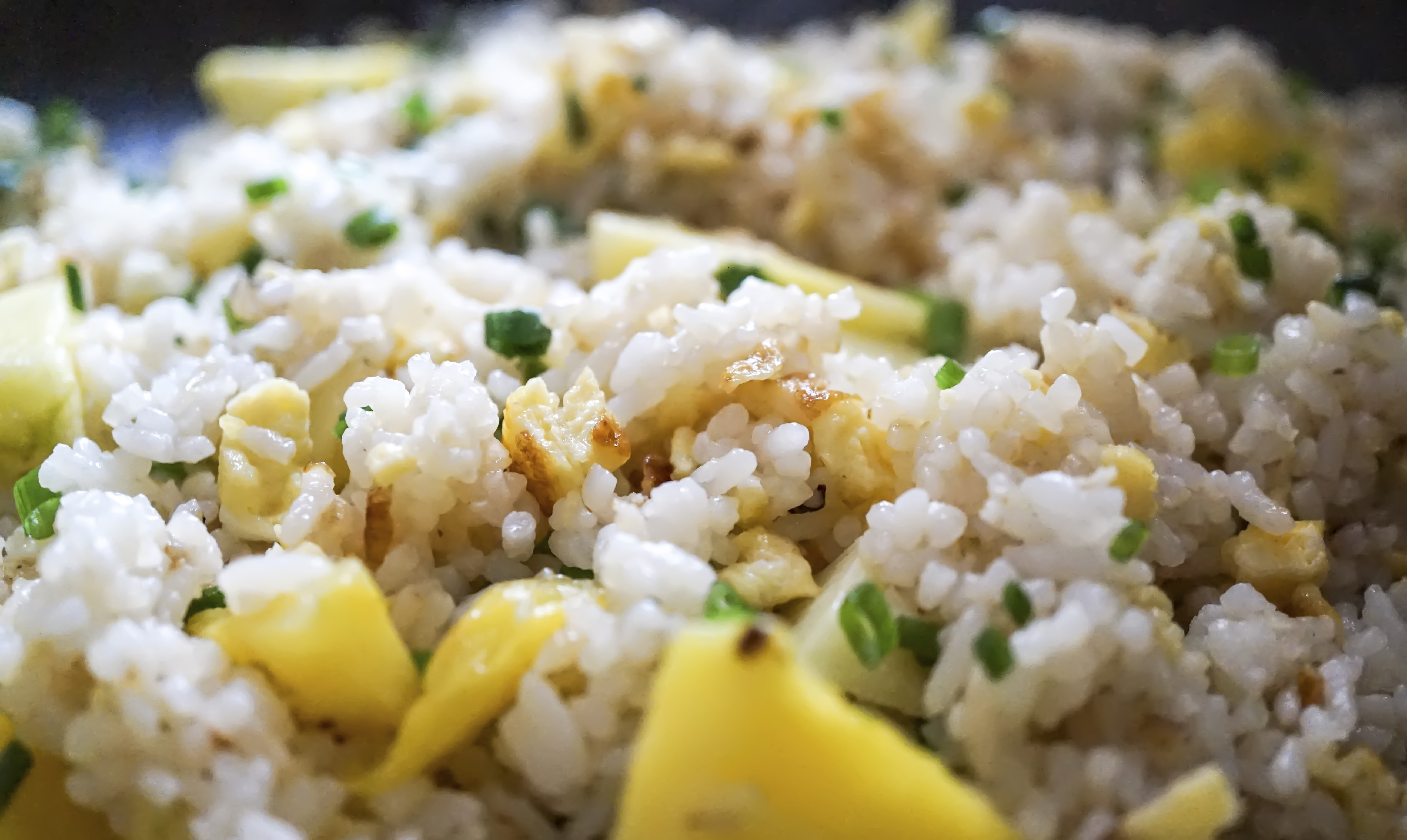 Arroz oriental con atún y piña