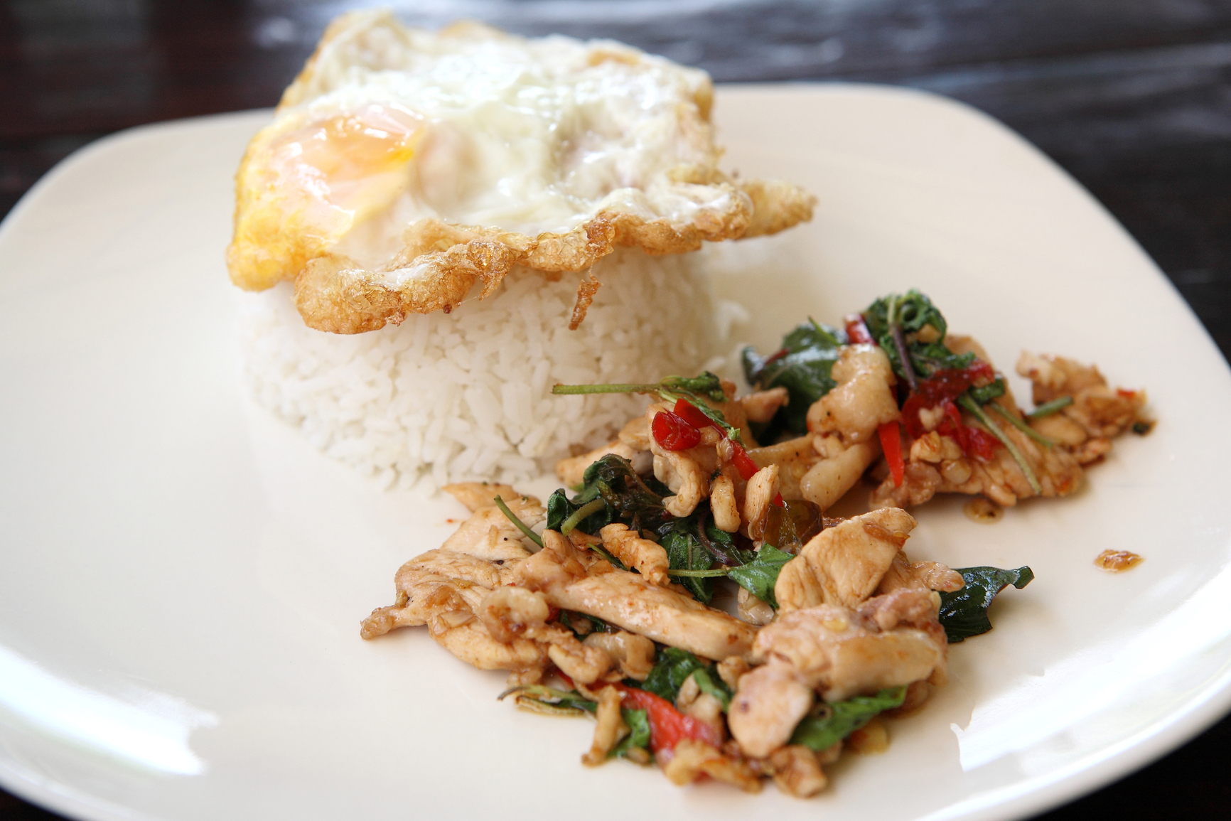 Pollo salteado, arroz y huevo frito