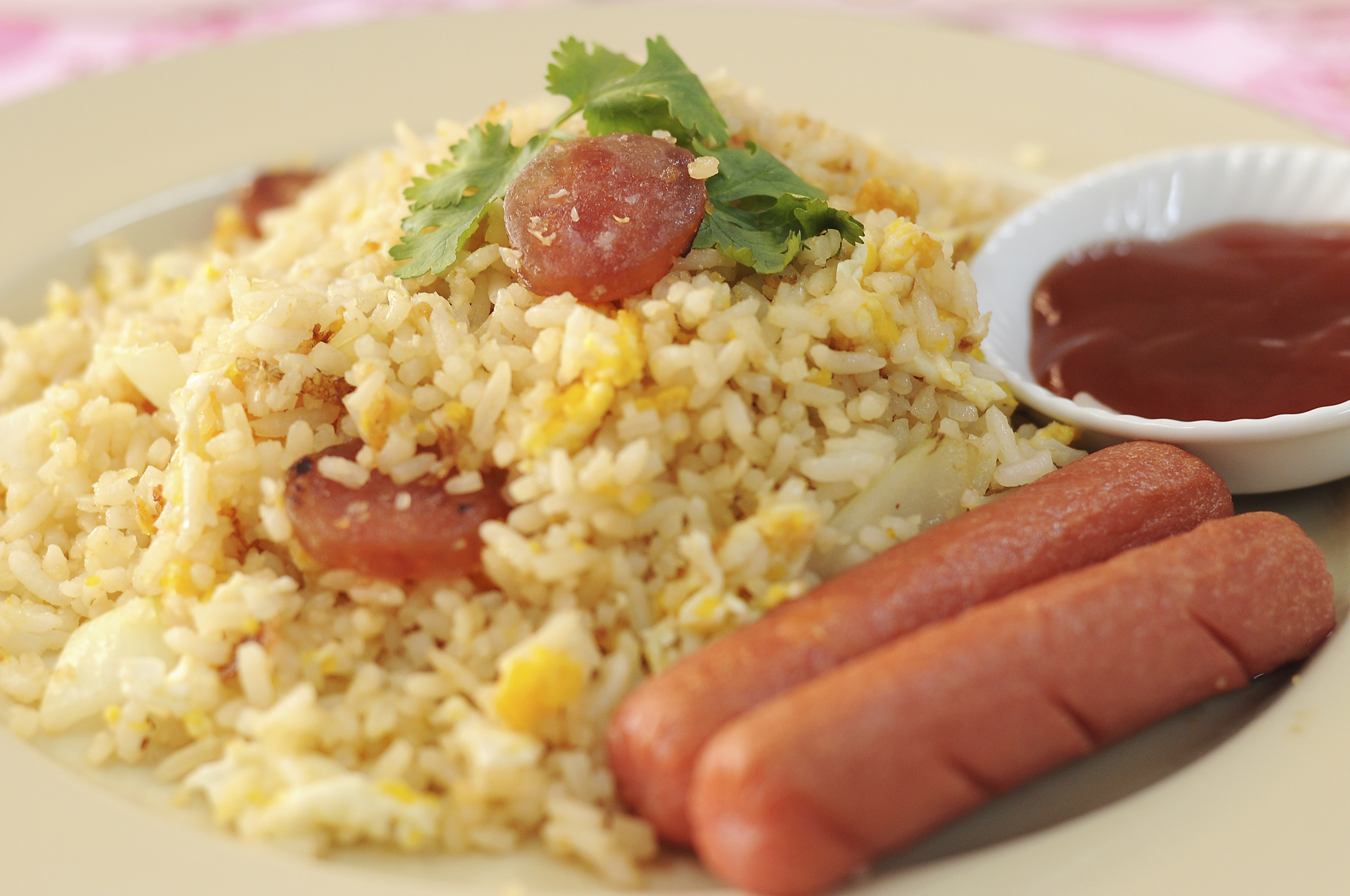 Arroz revuelto con huevo y salchichas