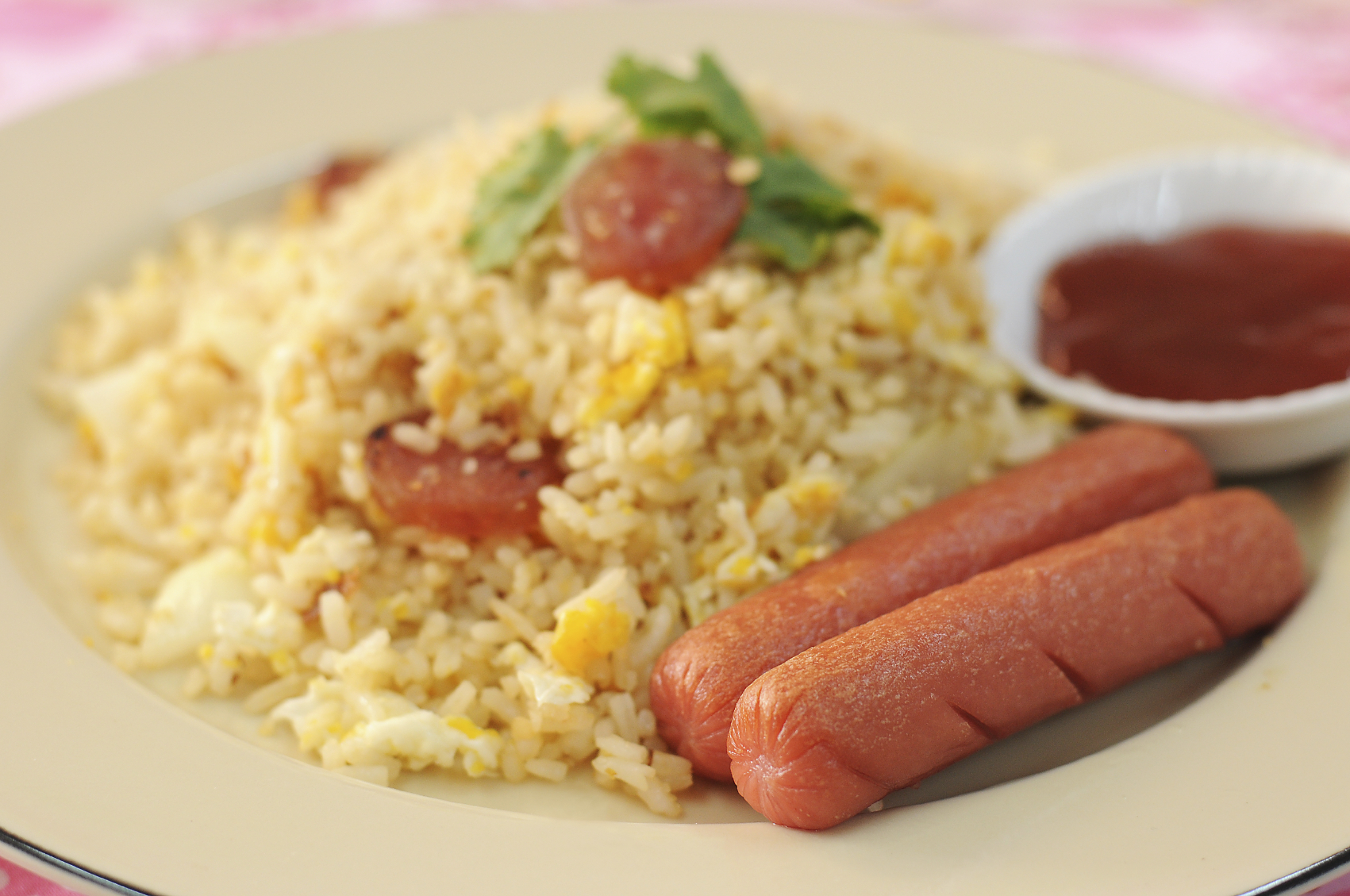 Arroz con salchichas de viena en salsa de tomate