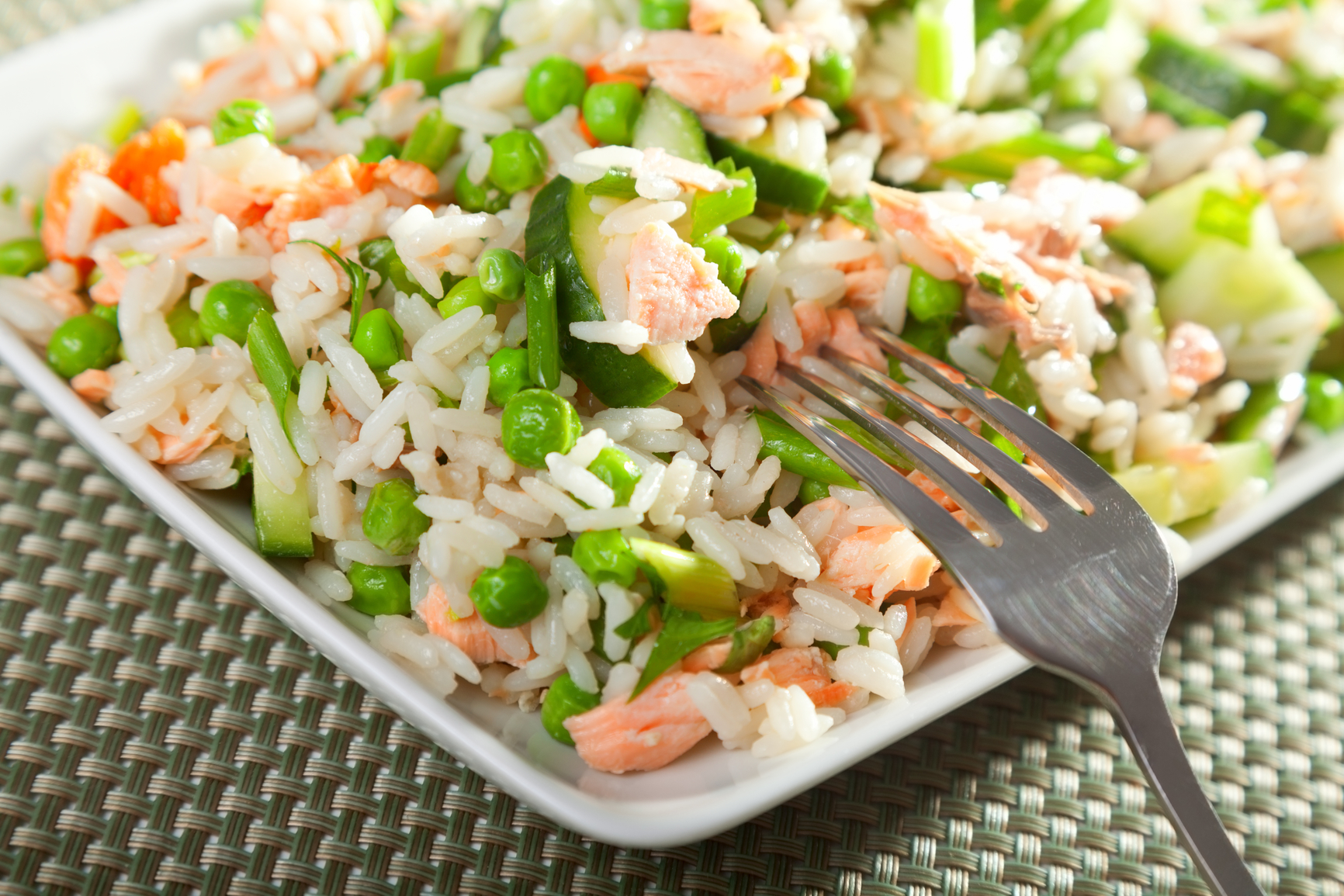 Arroz con salmón y guisantes