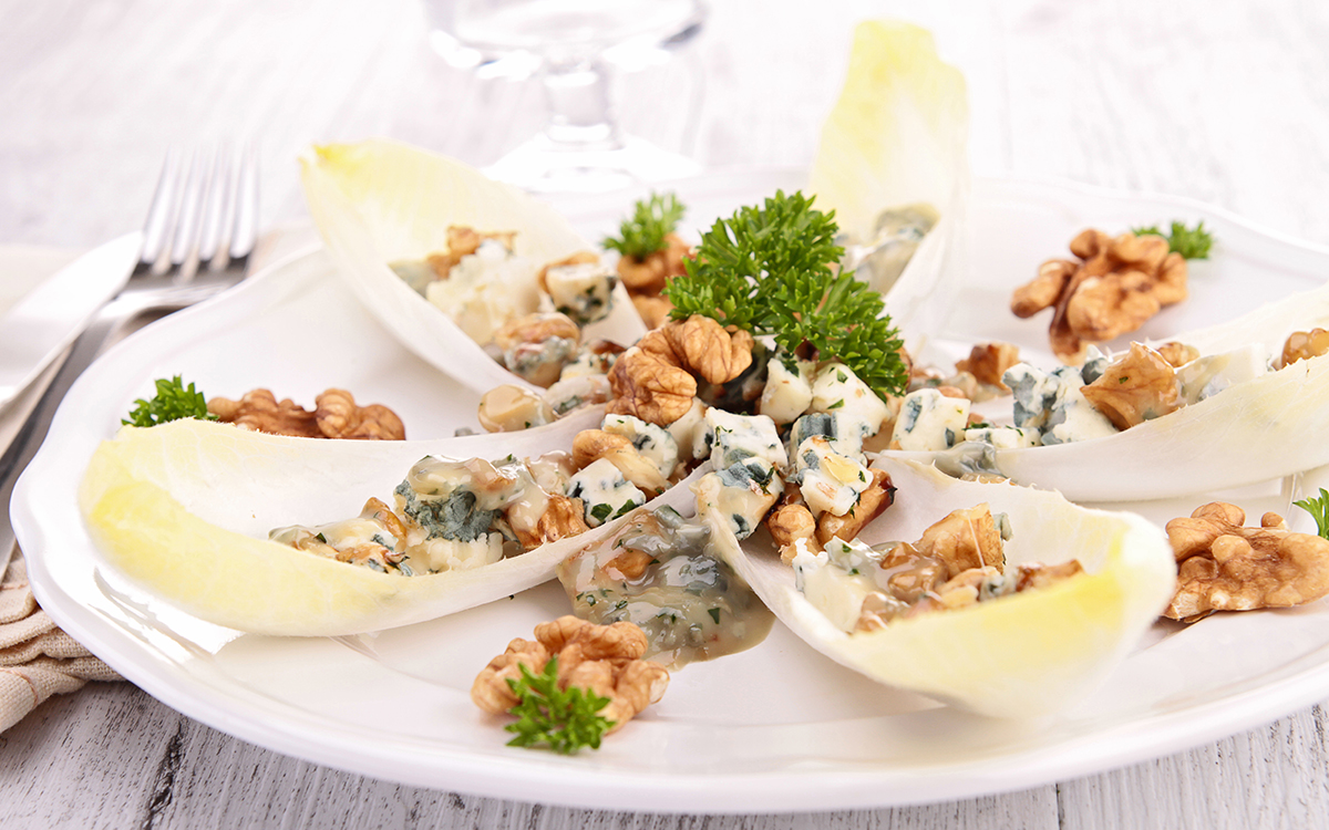 Barquitas de endivias con roquefort y nueces y bechamel suave de cebolla